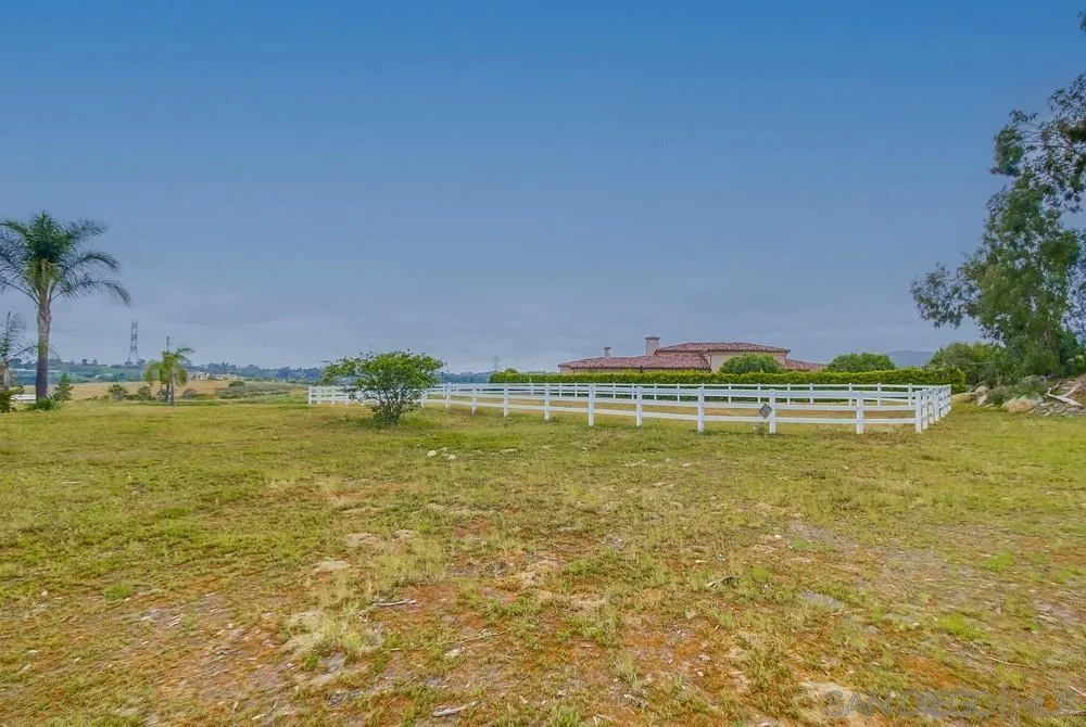 https://cdn.realtyfeed.com/cdn/127/250042454/37f0badb9f99dd429bd2a3c1b688162d.webp