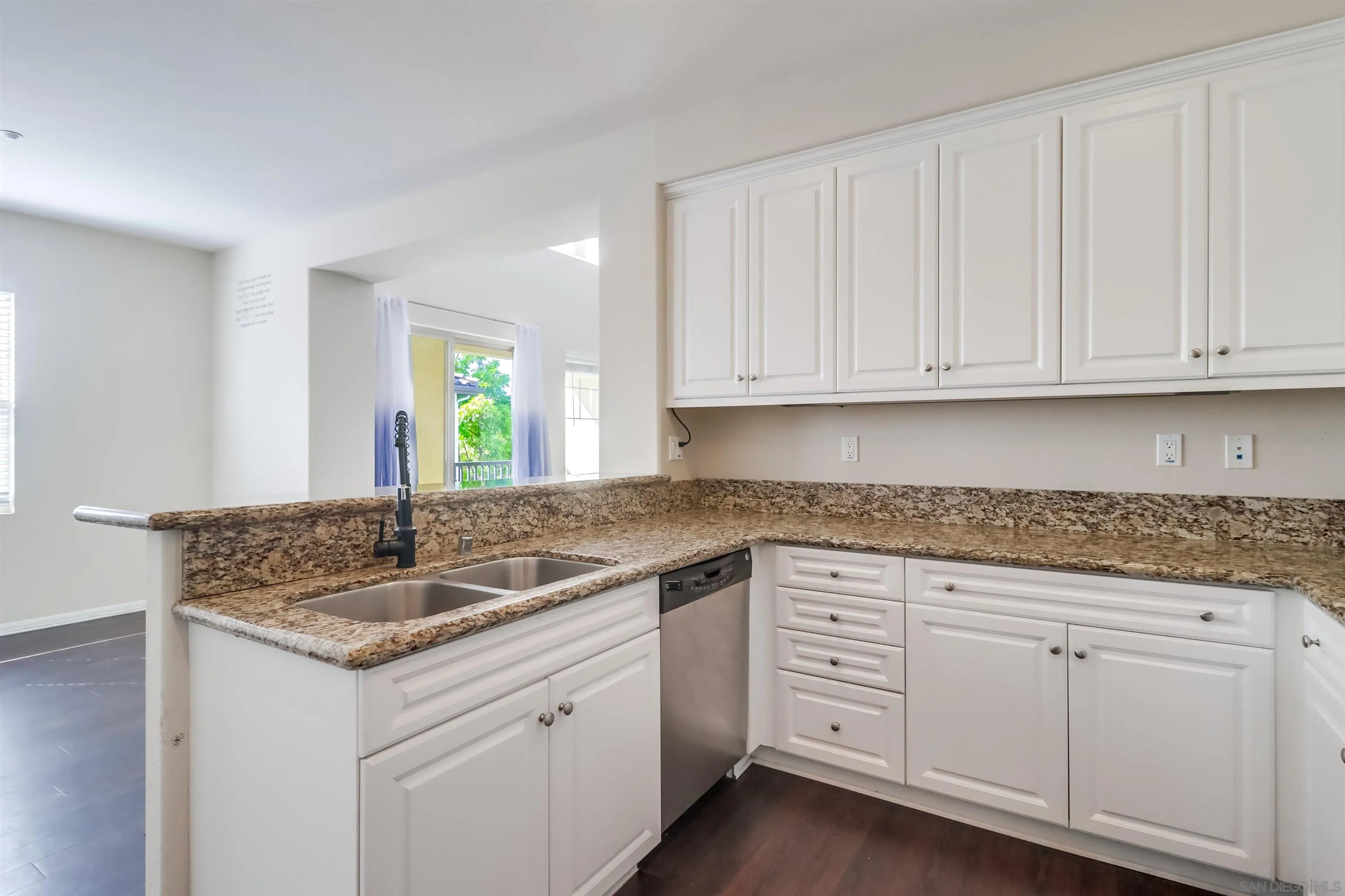 https://cdn.realtyfeed.com/cdn/127/250042458/979899f1fe7429170b6438b154ba96ac.webp
