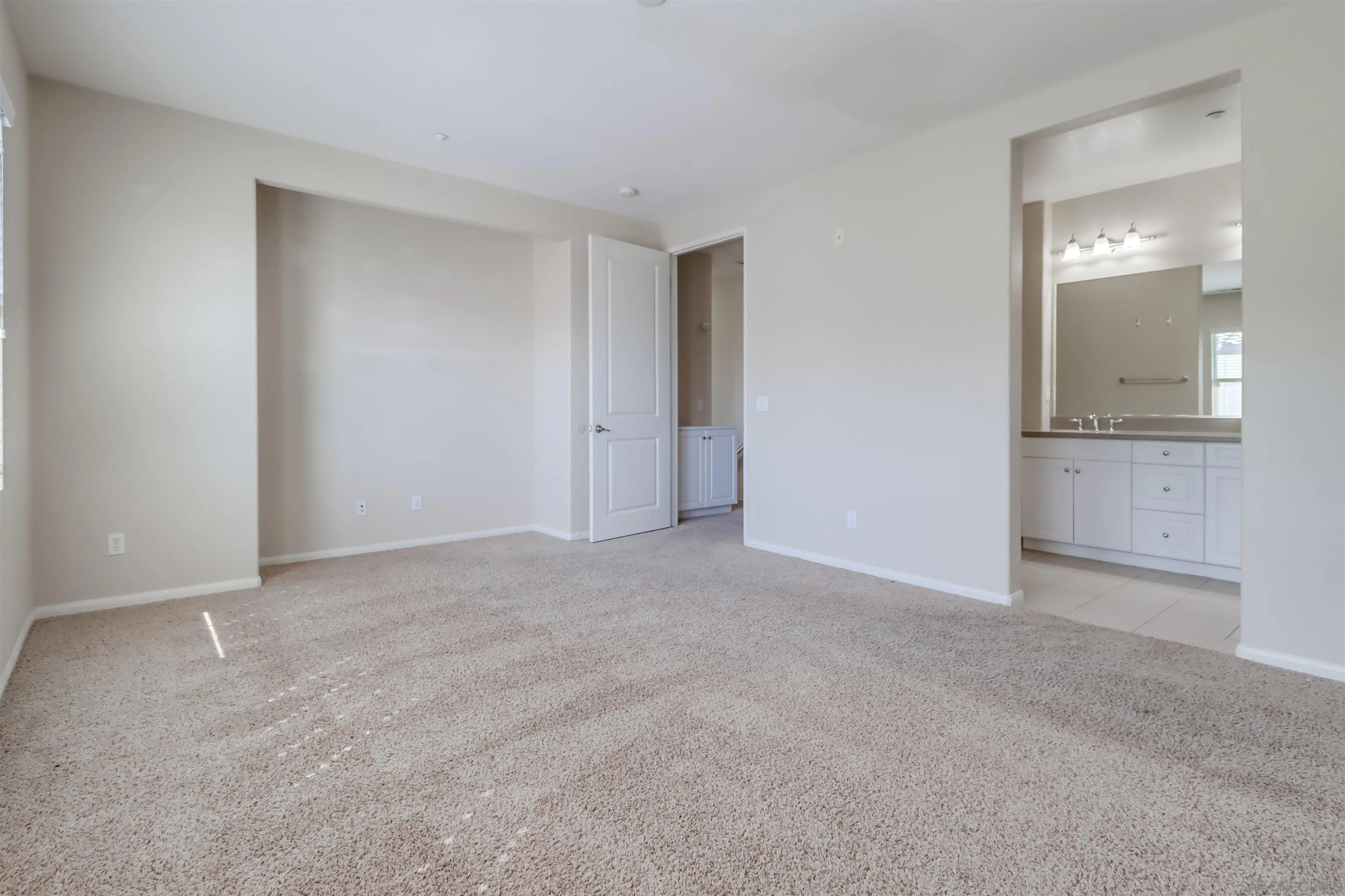 https://cdn.realtyfeed.com/cdn/127/250042458/da3012b872cf3314099a9357c86ae5f5.webp