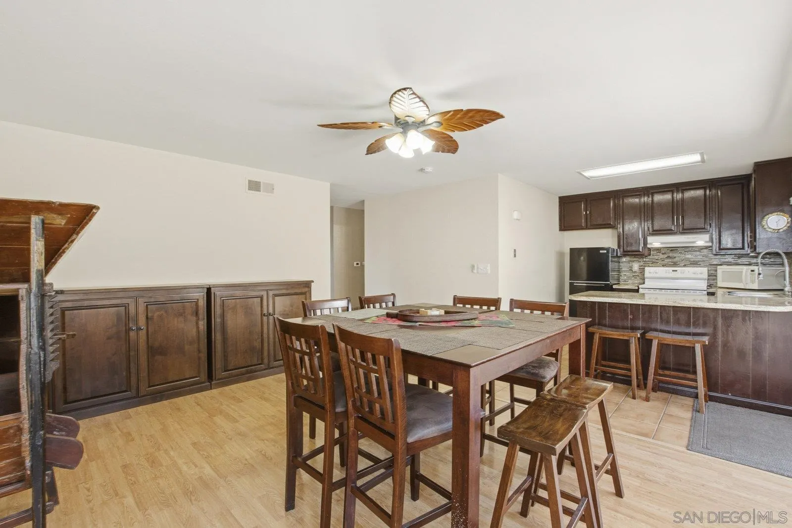 https://cdn.realtyfeed.com/cdn/127/250042524/8e3b6393b915ee46b80af8c98ab0b61a.webp