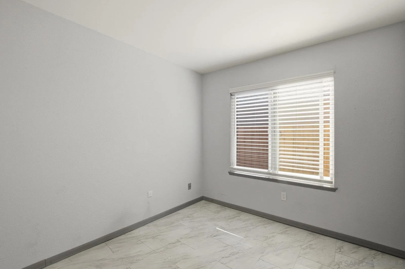 https://cdn.realtyfeed.com/cdn/127/250042524/dfeb7f2d900a49aa3bc71bd26ed48b91.webp