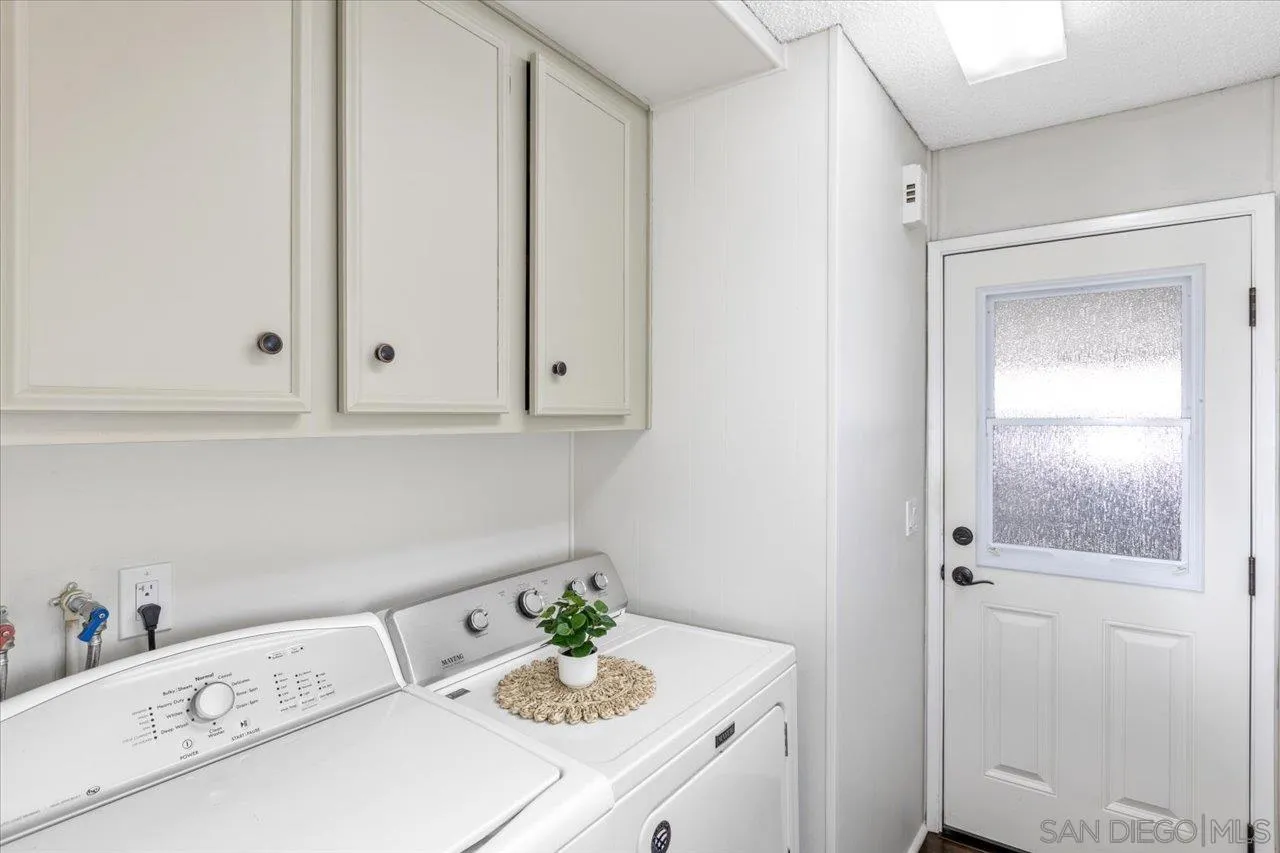 https://cdn.realtyfeed.com/cdn/127/250042525/4bed19f9440cc4fc8a9a7c17818c04b2.webp