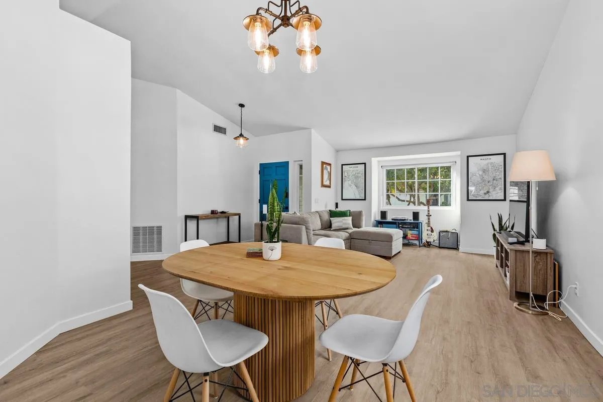 https://cdn.realtyfeed.com/cdn/127/250042526/654a8feec2a9fc58e4df792ad00d7e0f.webp