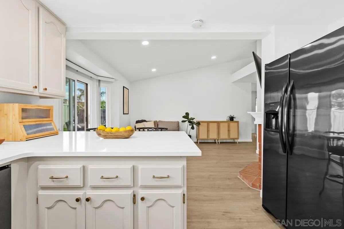 https://cdn.realtyfeed.com/cdn/127/250042526/974d824f32711cafdb1458b39b637e62.webp