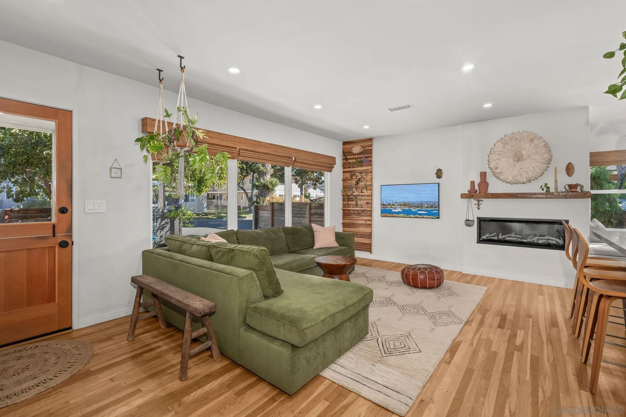 https://cdn.realtyfeed.com/cdn/127/250042530/d4cfce6ad75c4fd8d7f47711e9f24f7a.webp