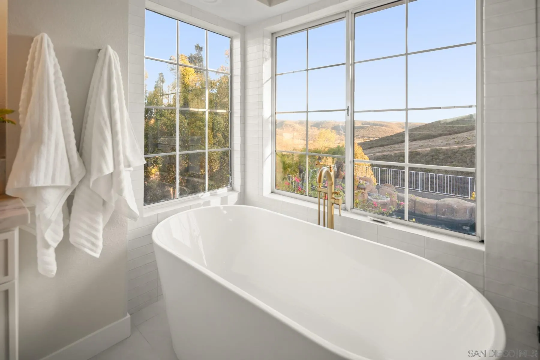 https://cdn.realtyfeed.com/cdn/127/250042542/78a71064b9554e63be139d59b113e0aa.webp
