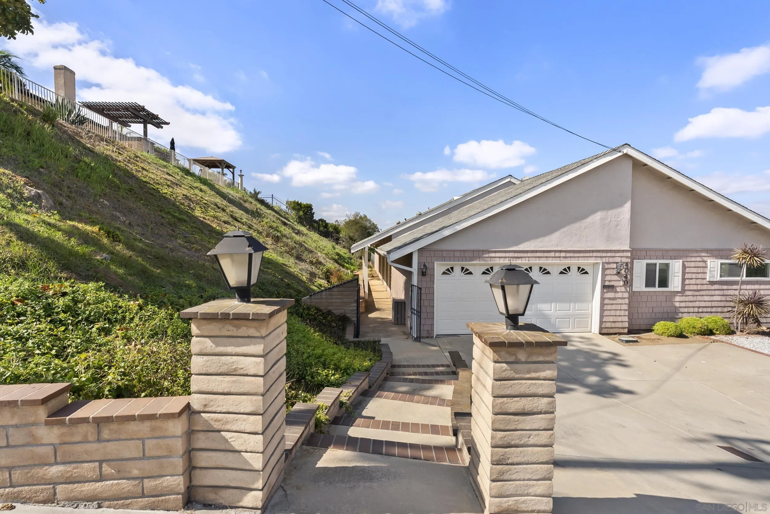 https://cdn.realtyfeed.com/cdn/127/250042544/8d9acca97f05715e6d94f5d15233cea0.webp