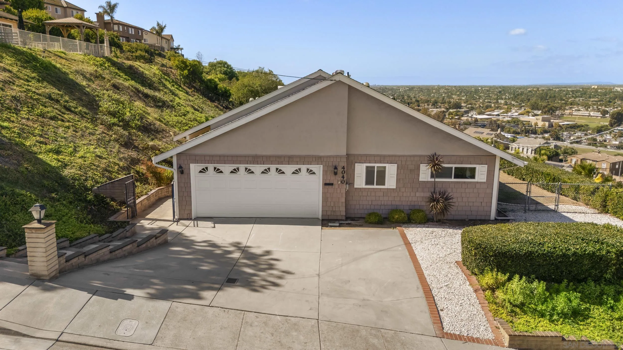https://cdn.realtyfeed.com/cdn/127/250042544/933ef0f01c9b3f77f37a58dcbbb14f23.webp