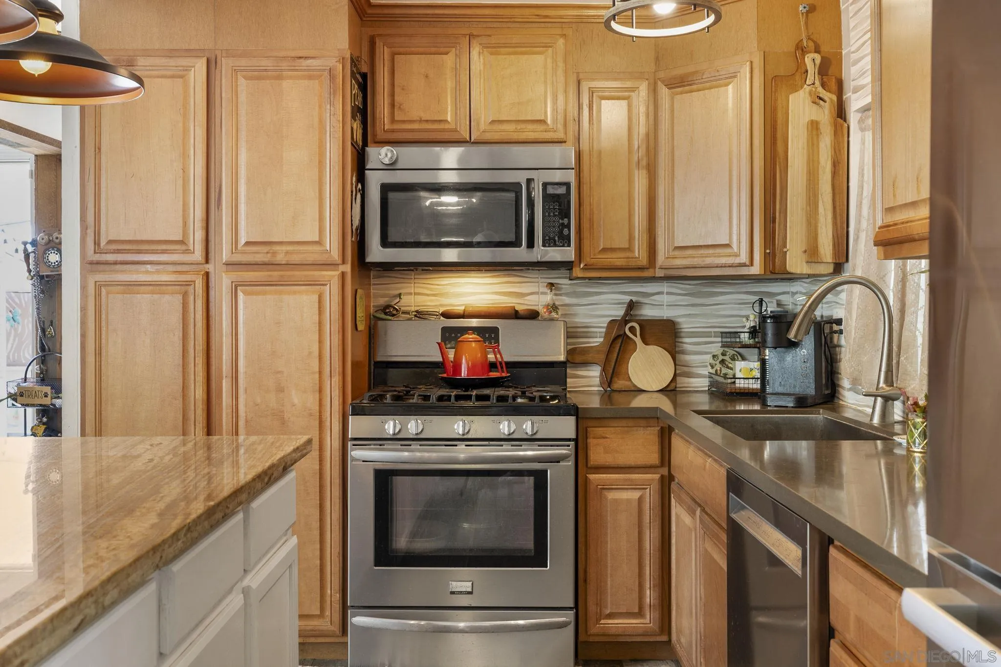 https://cdn.realtyfeed.com/cdn/127/250042551/e1a4f9f834e2a6ab2512203cd1ba8cb0.webp