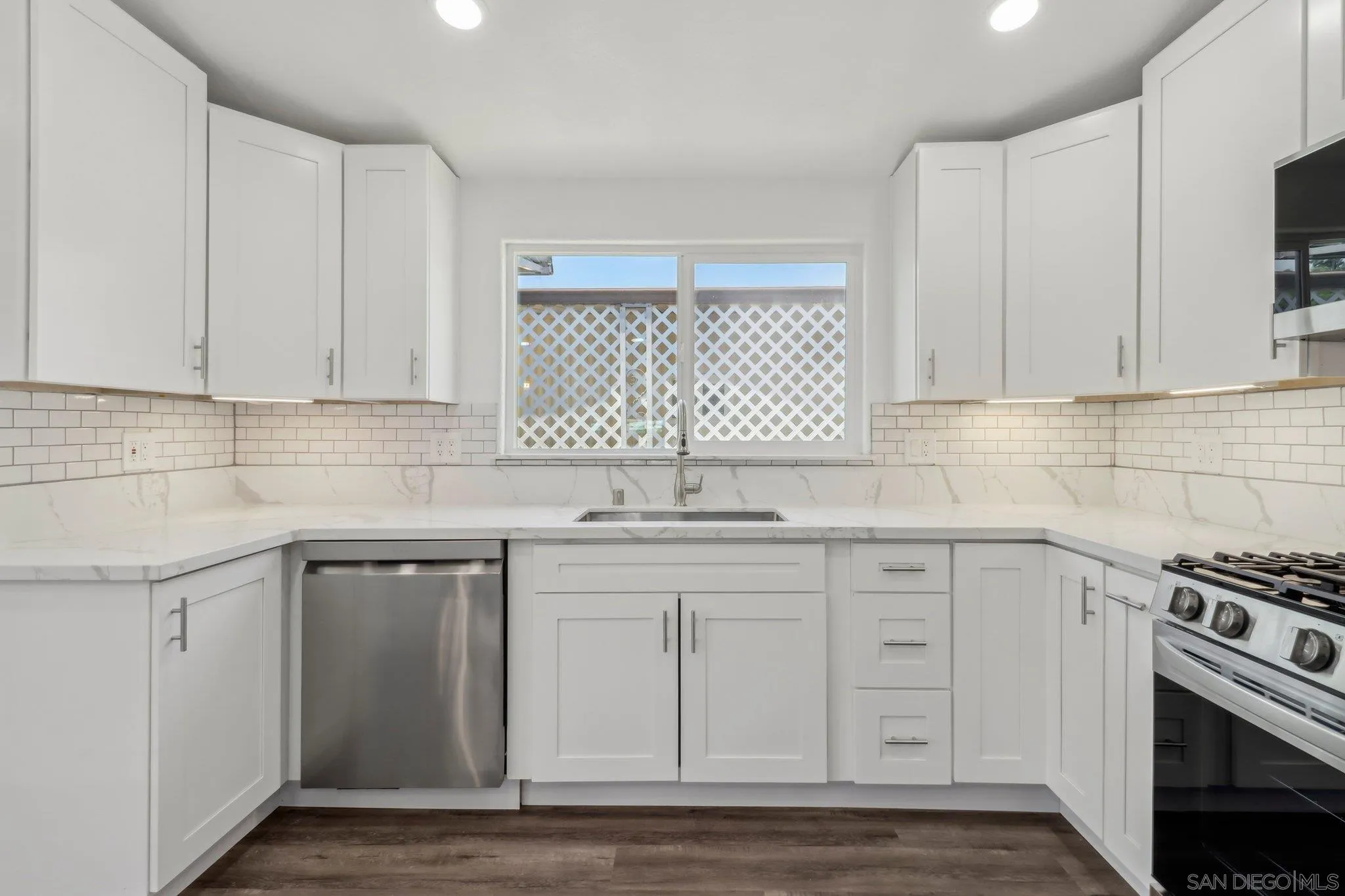 https://cdn.realtyfeed.com/cdn/127/250042568/2f16db286312bc02cc7da22ef89c64d7.webp