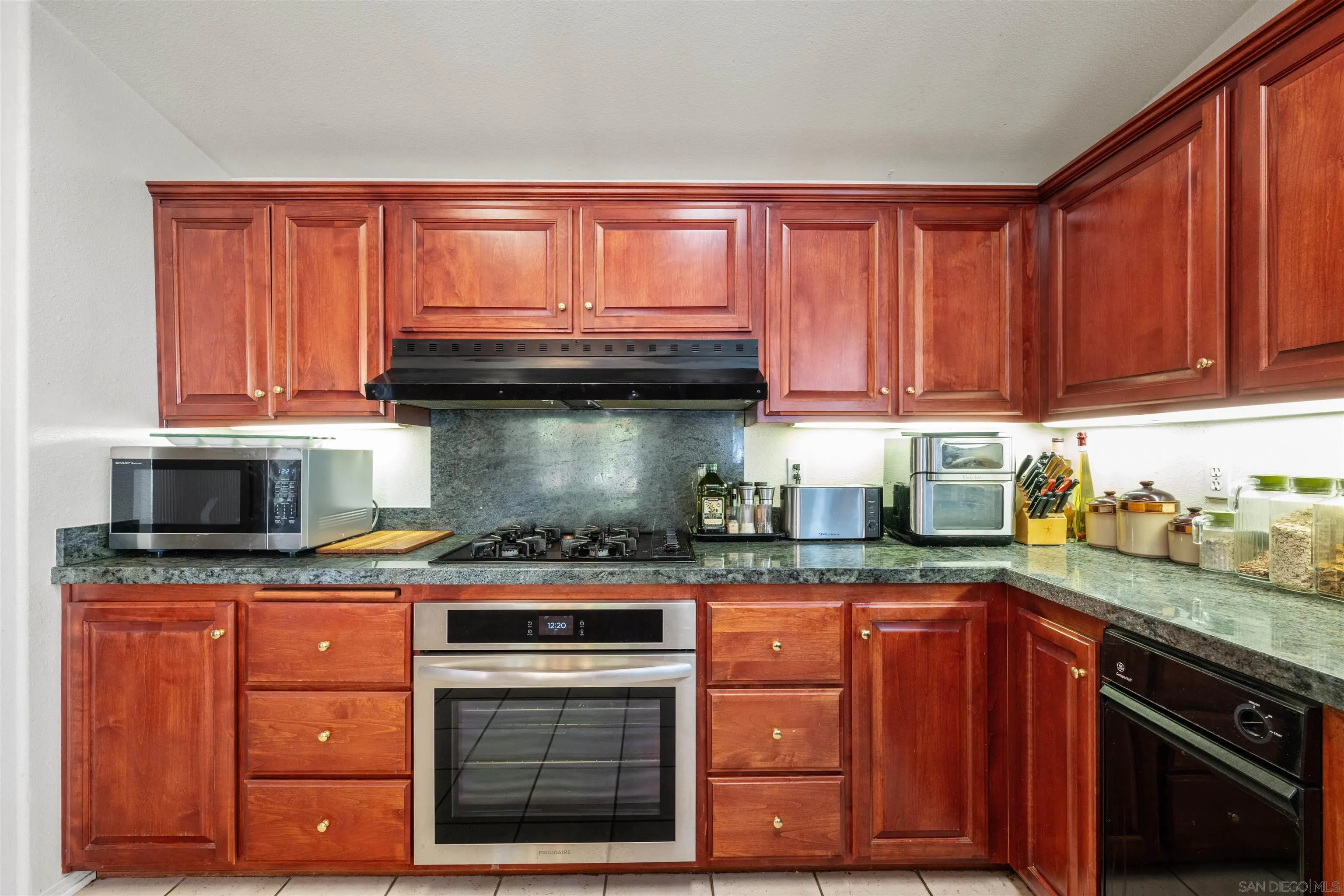 https://cdn.realtyfeed.com/cdn/127/250042571/fd27900c2746d4a450ec1d5341f8110f.webp
