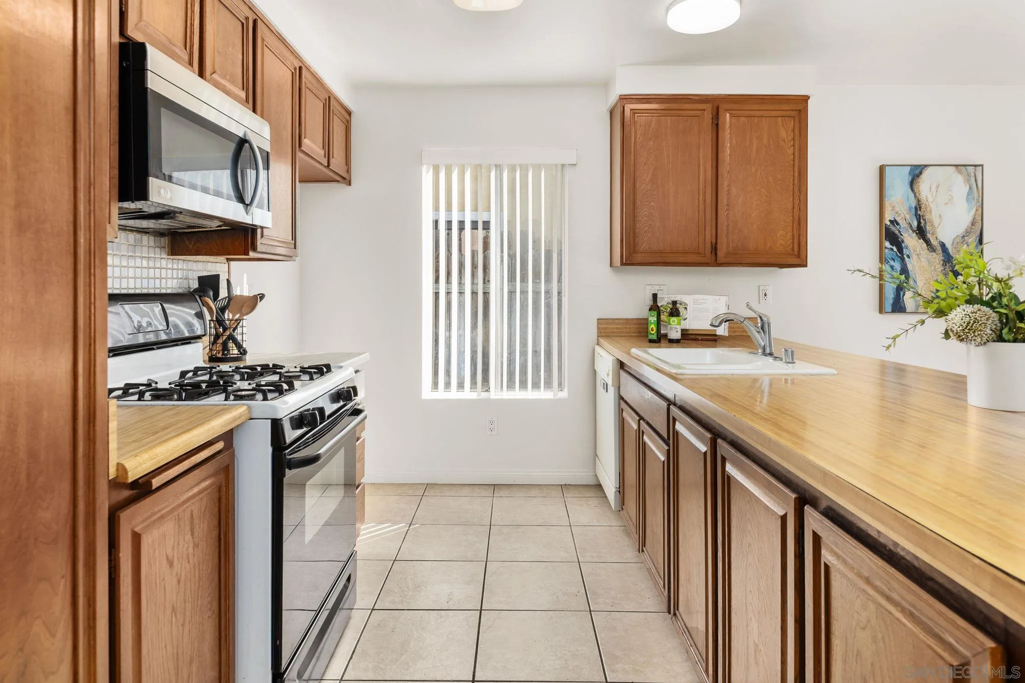 https://cdn.realtyfeed.com/cdn/127/250042576/3083b9bad1d0a3439f32595037c717bd.webp
