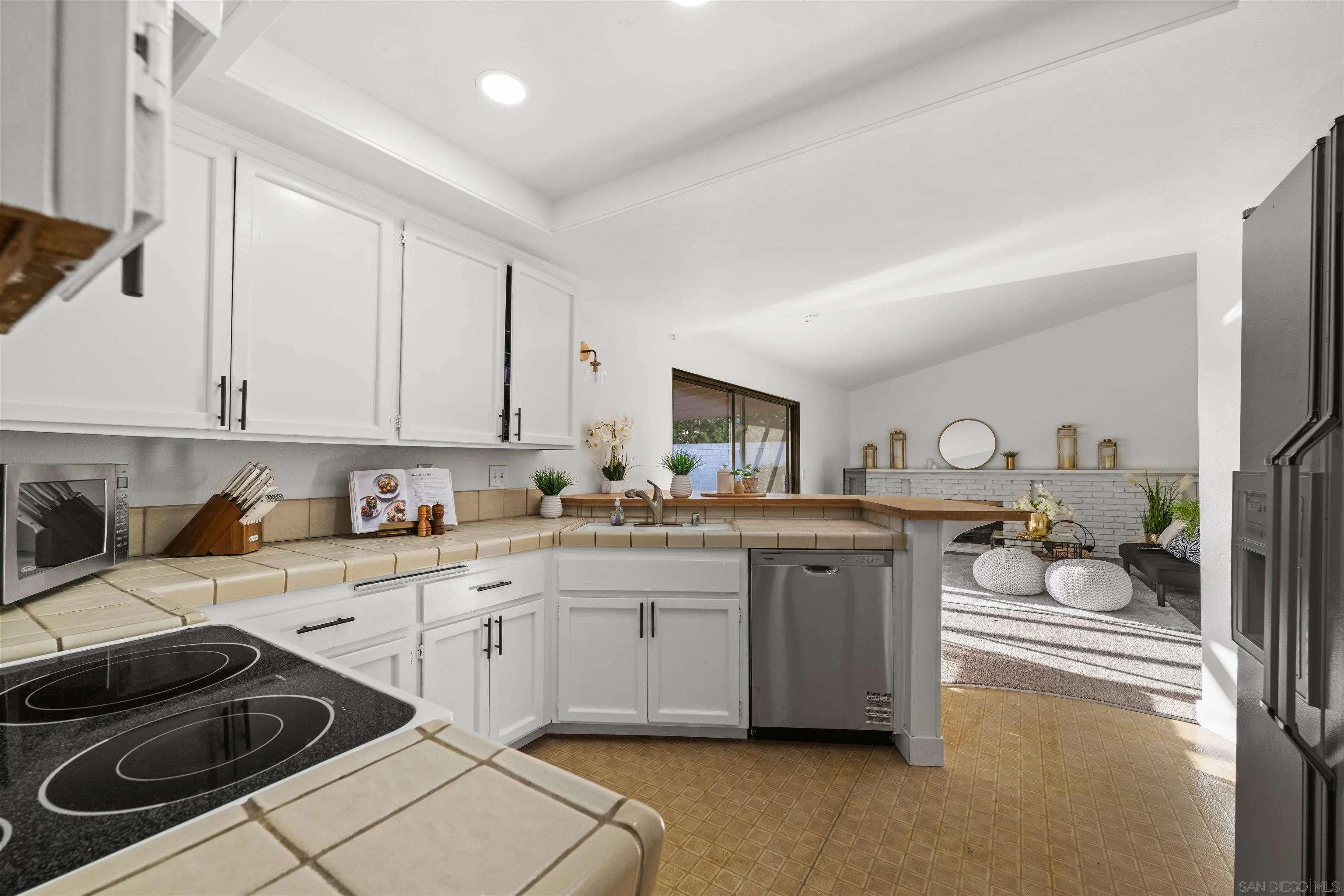 https://cdn.realtyfeed.com/cdn/127/250042578/f4323e79c4a20e75f41a8bd9873a7fdf.webp