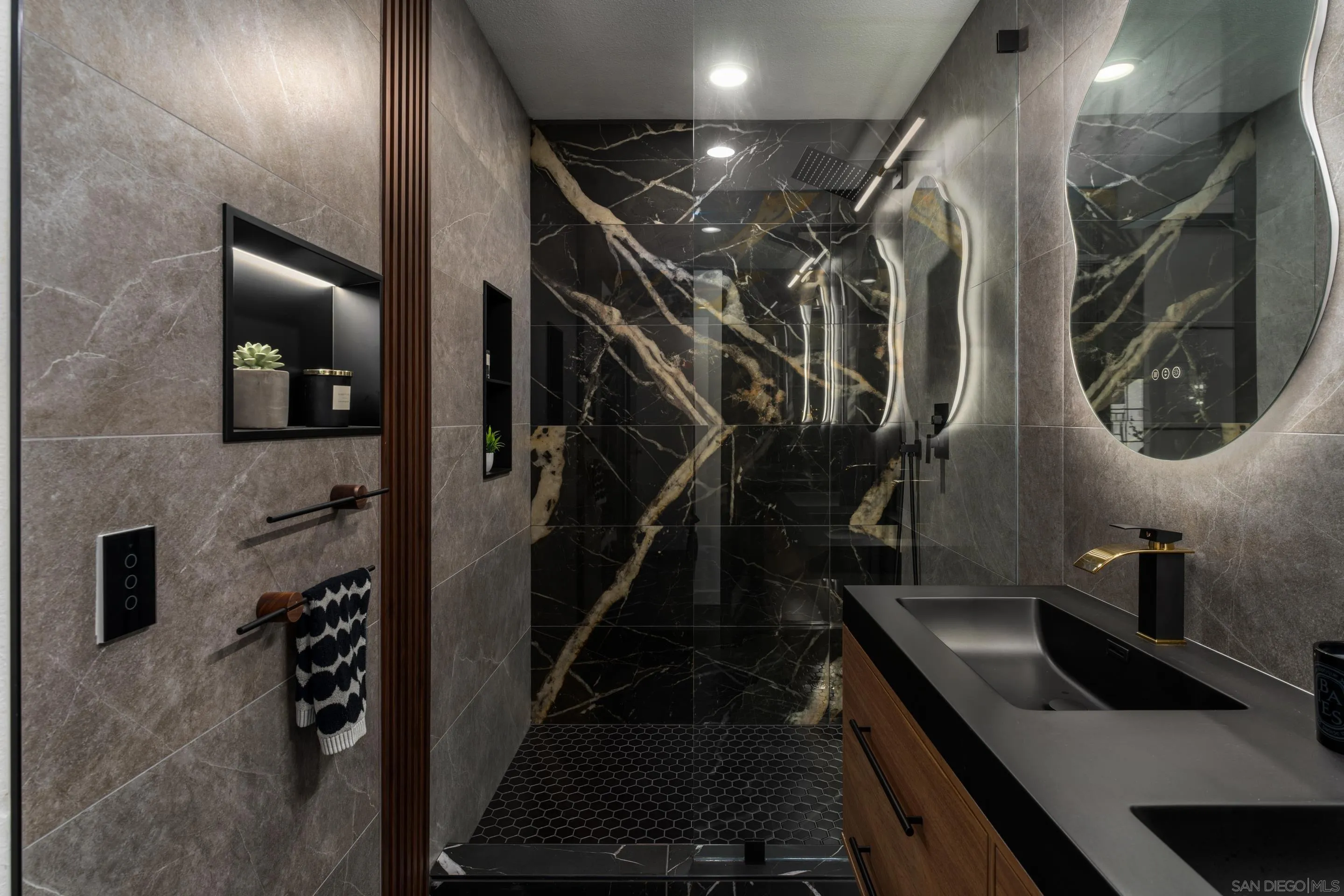 https://cdn.realtyfeed.com/cdn/127/250042589/49e158c1229a55cc42053beeda46745a.webp