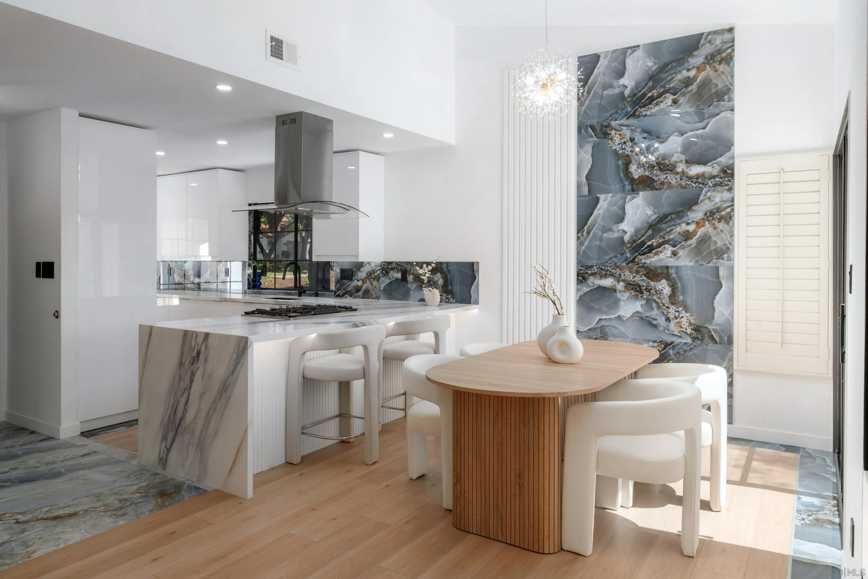 https://cdn.realtyfeed.com/cdn/127/250042589/74f5fa98bc122be5da7326717bc5f536.webp