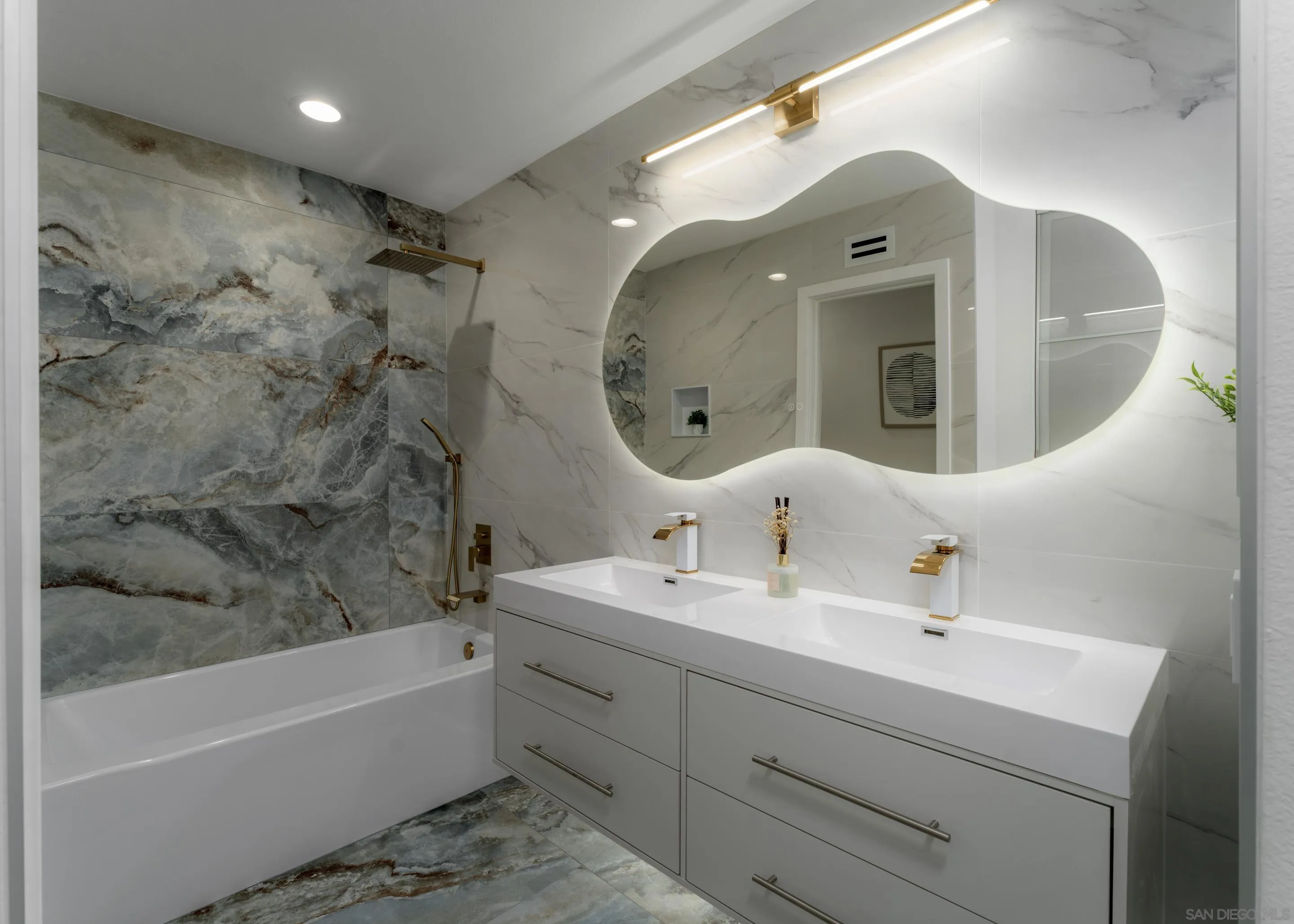 https://cdn.realtyfeed.com/cdn/127/250042589/d54269ab3da6debf67ee0f71c78dcf82.webp