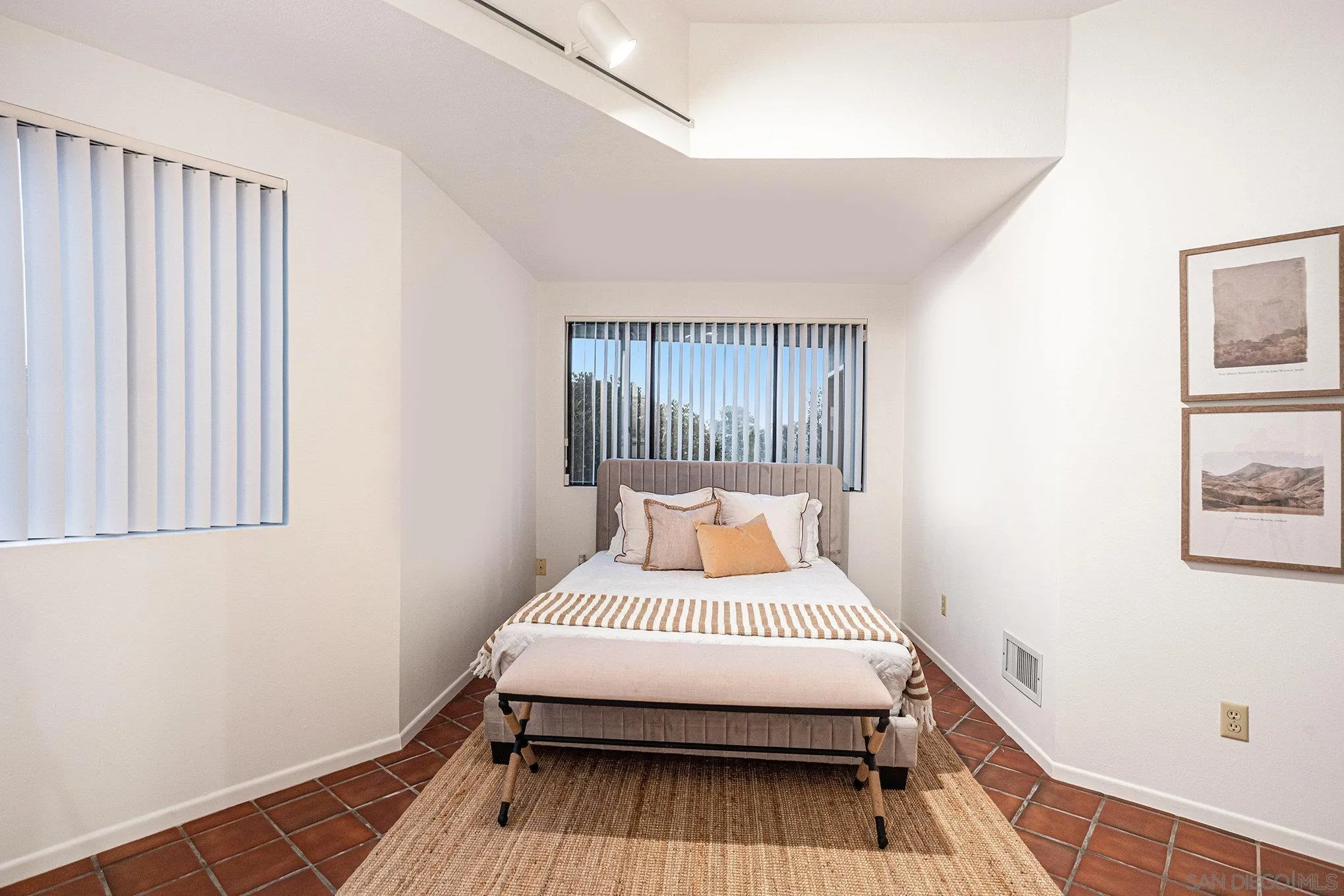 https://cdn.realtyfeed.com/cdn/127/250042604/d1c8c2e3e1904c084b5f44114571c2e7.webp