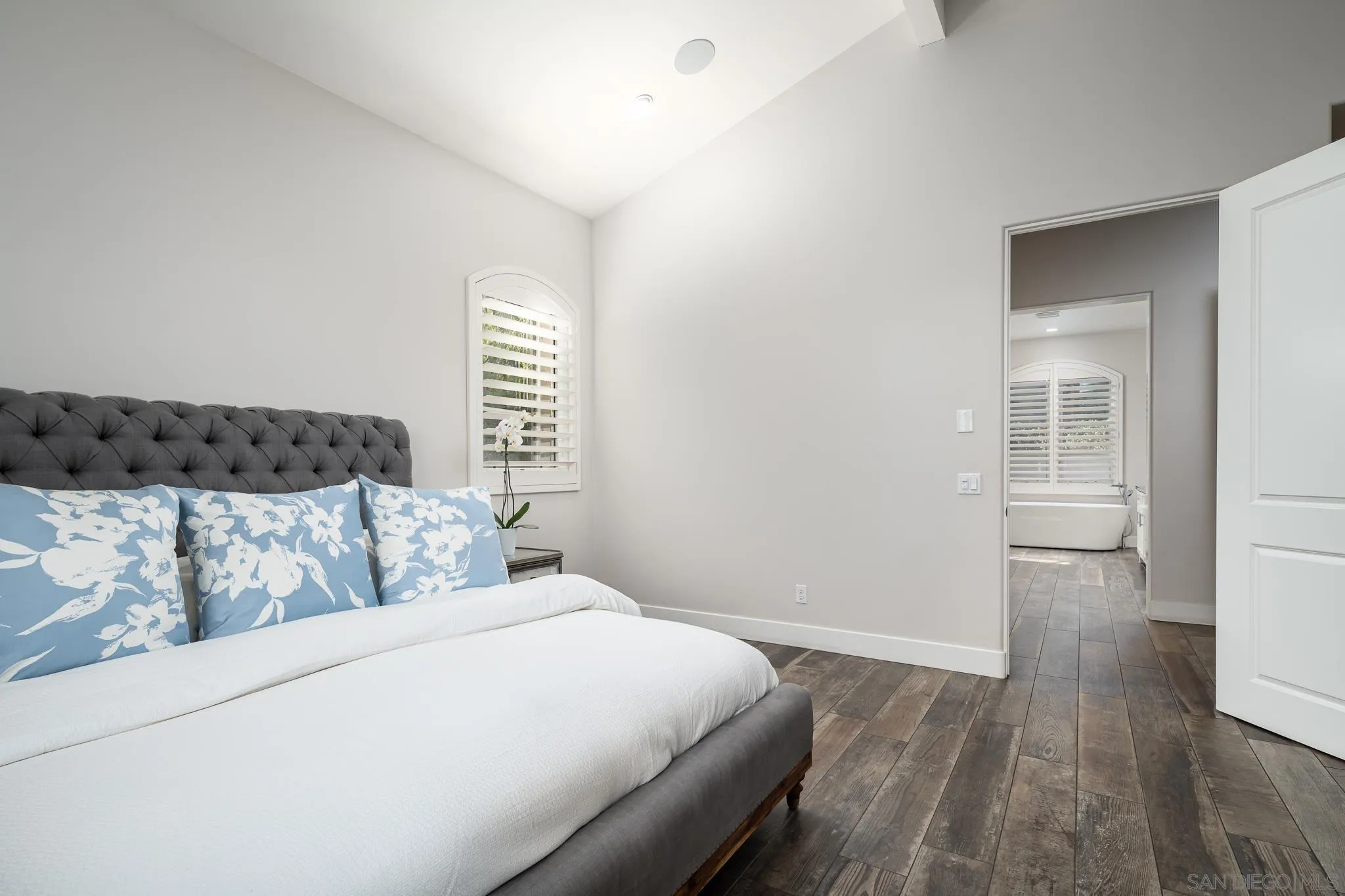 https://cdn.realtyfeed.com/cdn/127/250042621/a4a5d1c6f21d31922fdbcc08dbe2a9f5.webp