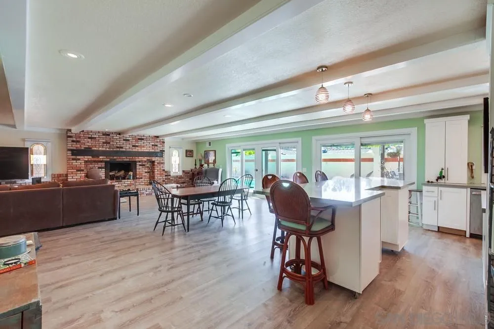 https://cdn.realtyfeed.com/cdn/127/250042622/0f9ec4f28a6c375638b655d03a568acf.webp