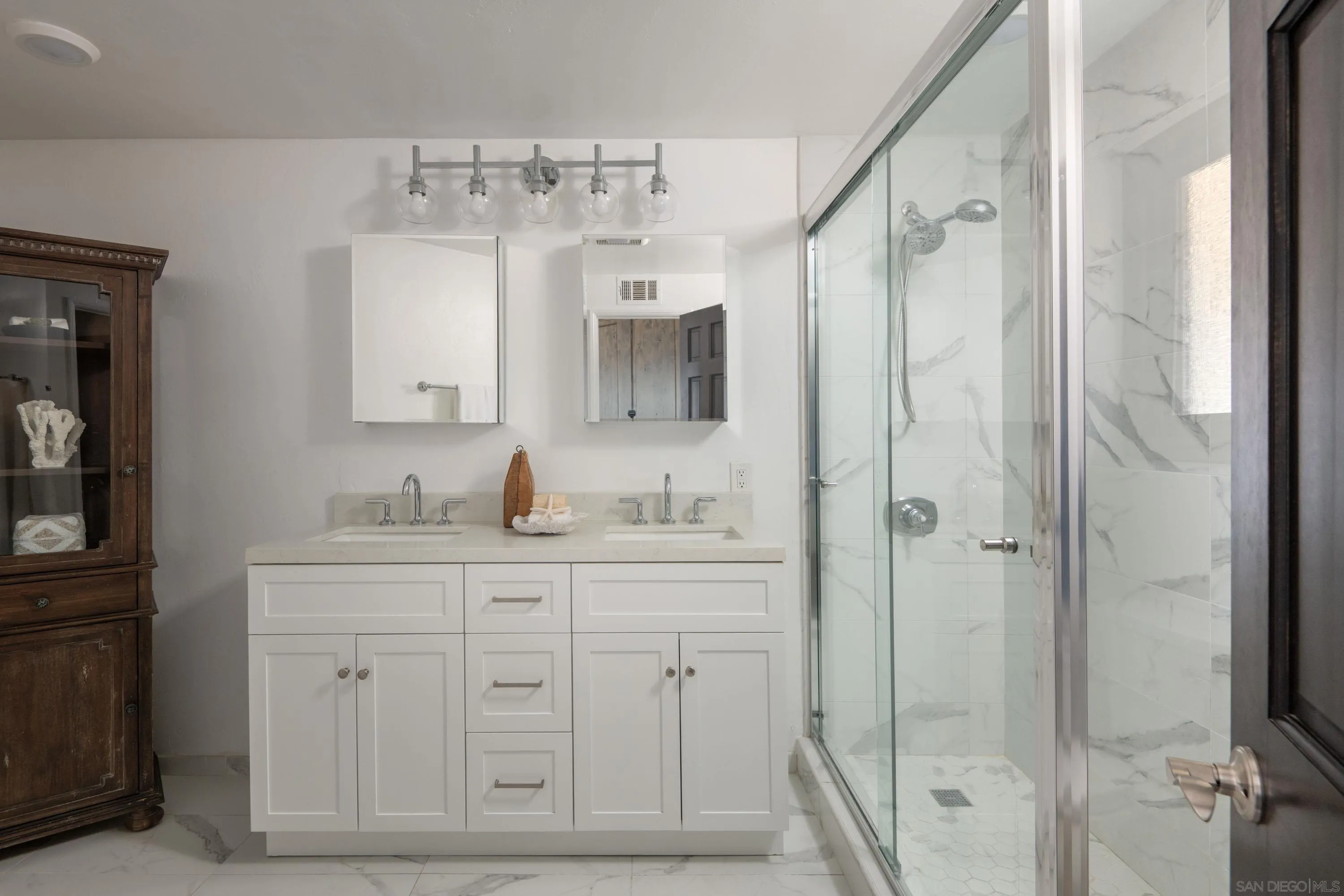 https://cdn.realtyfeed.com/cdn/127/250042630/0e3acc0b41c61294661bb920f40be910.webp