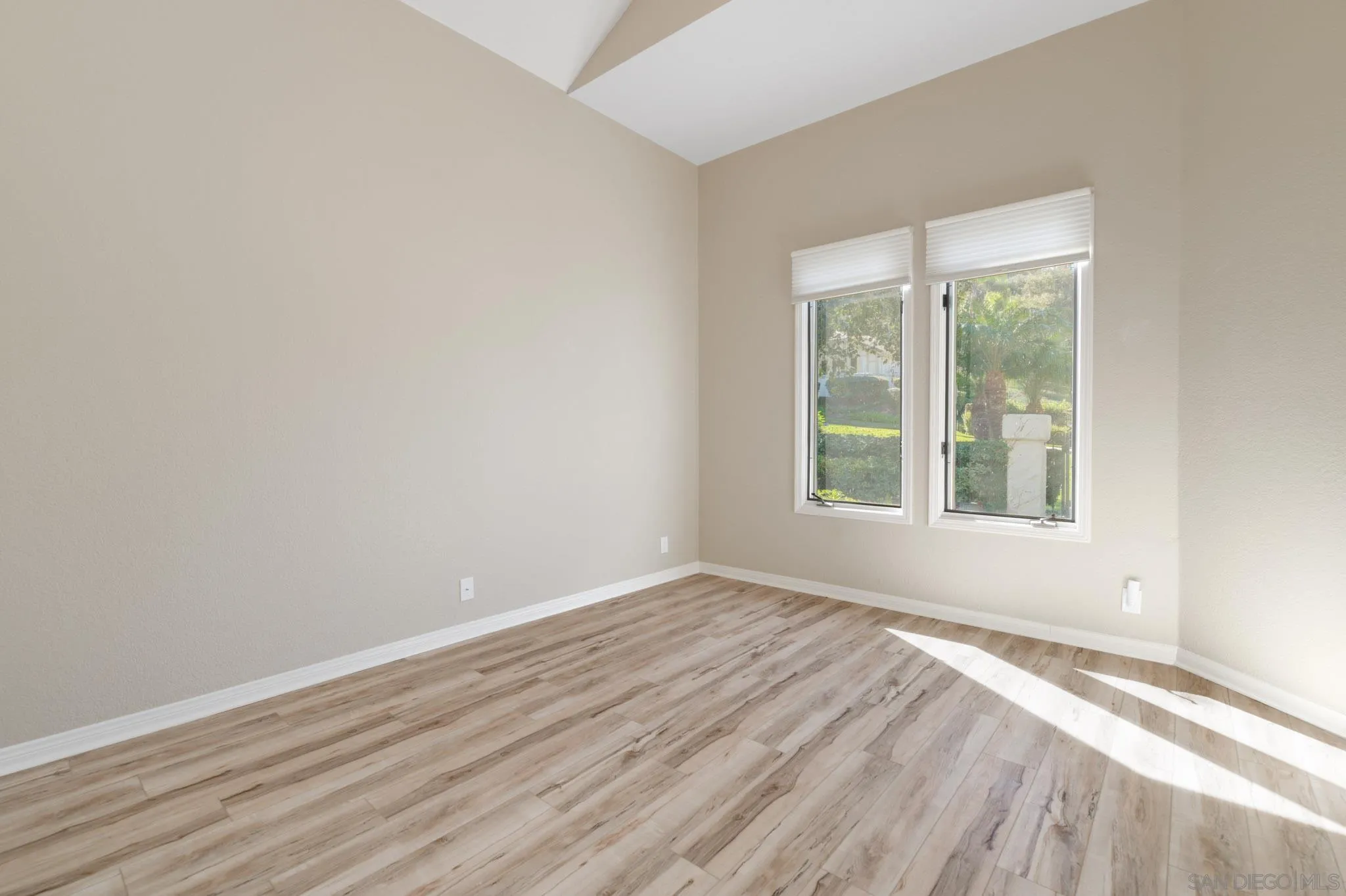 https://cdn.realtyfeed.com/cdn/127/250042653/5477cb94b4bf8b8b9a986539285b5708.webp