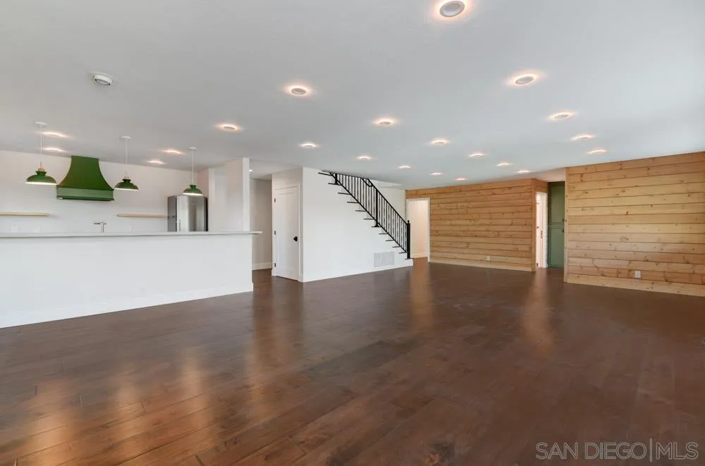 https://cdn.realtyfeed.com/cdn/127/250042694/de65923371f84bd1bea9fabc58365f35.webp