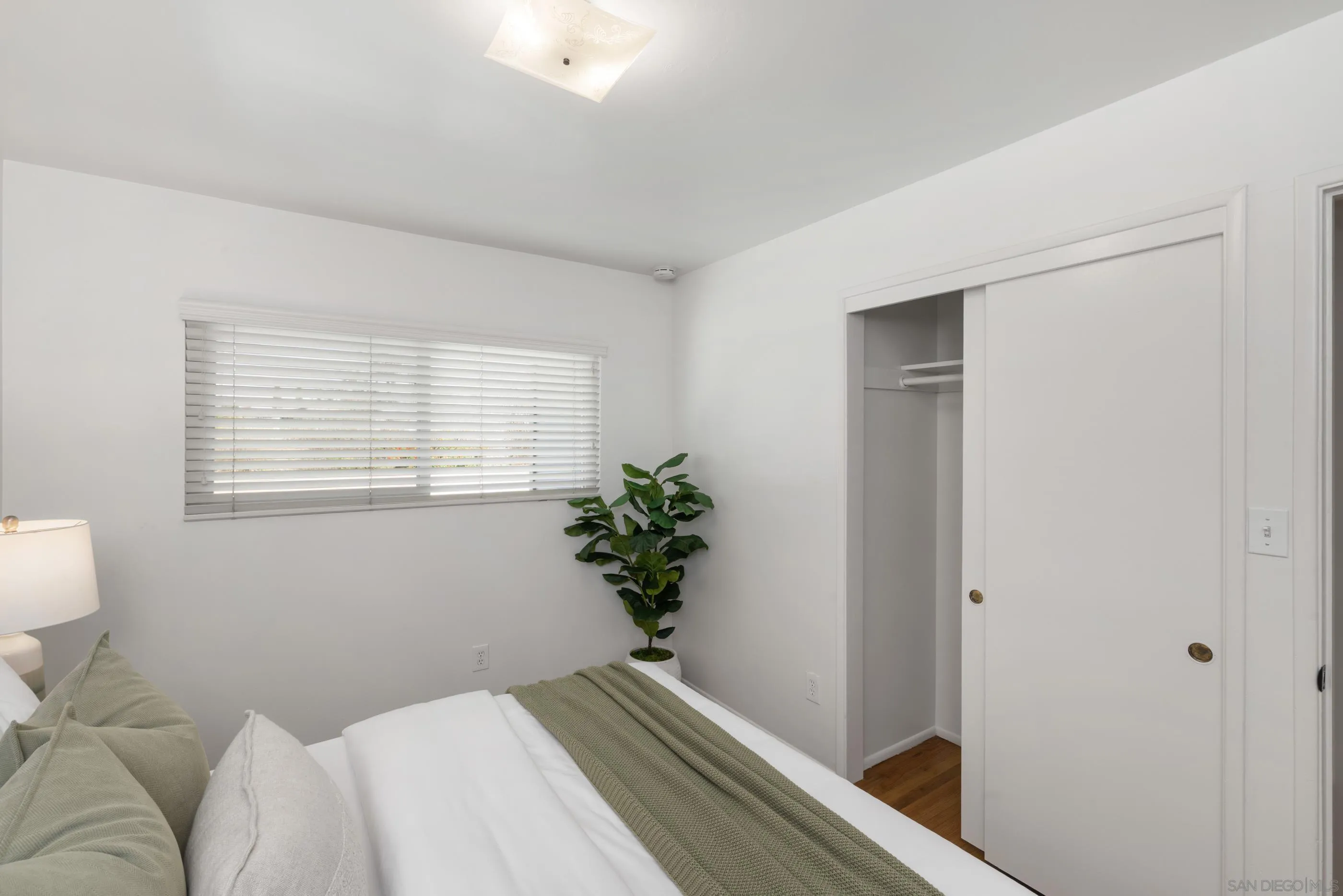 https://cdn.realtyfeed.com/cdn/127/250042704/642d584e75790f9db9ab2690a8005663.webp