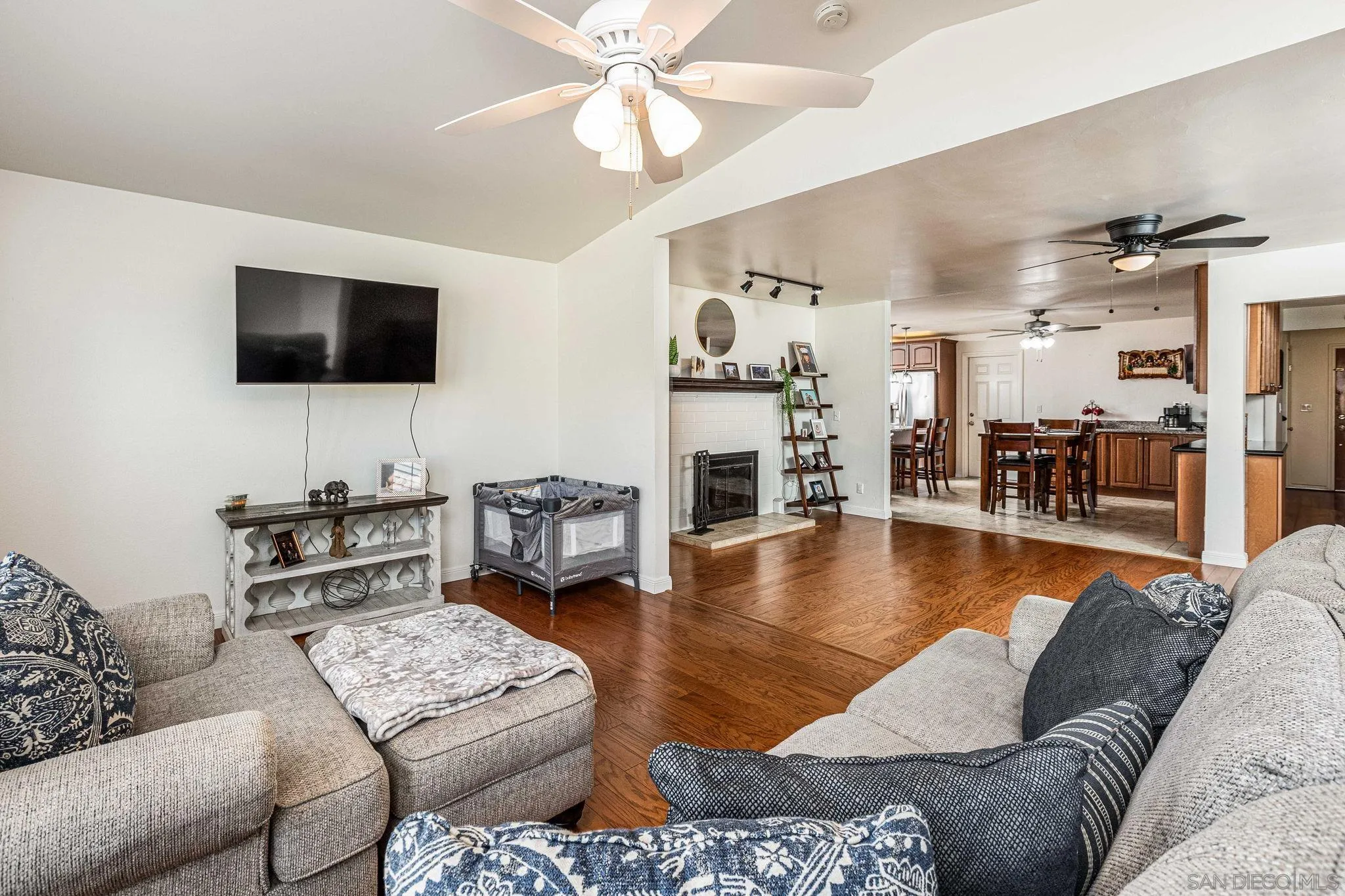 https://cdn.realtyfeed.com/cdn/127/250042718/de2c9c24247ee5c54edd7509f489751b.webp