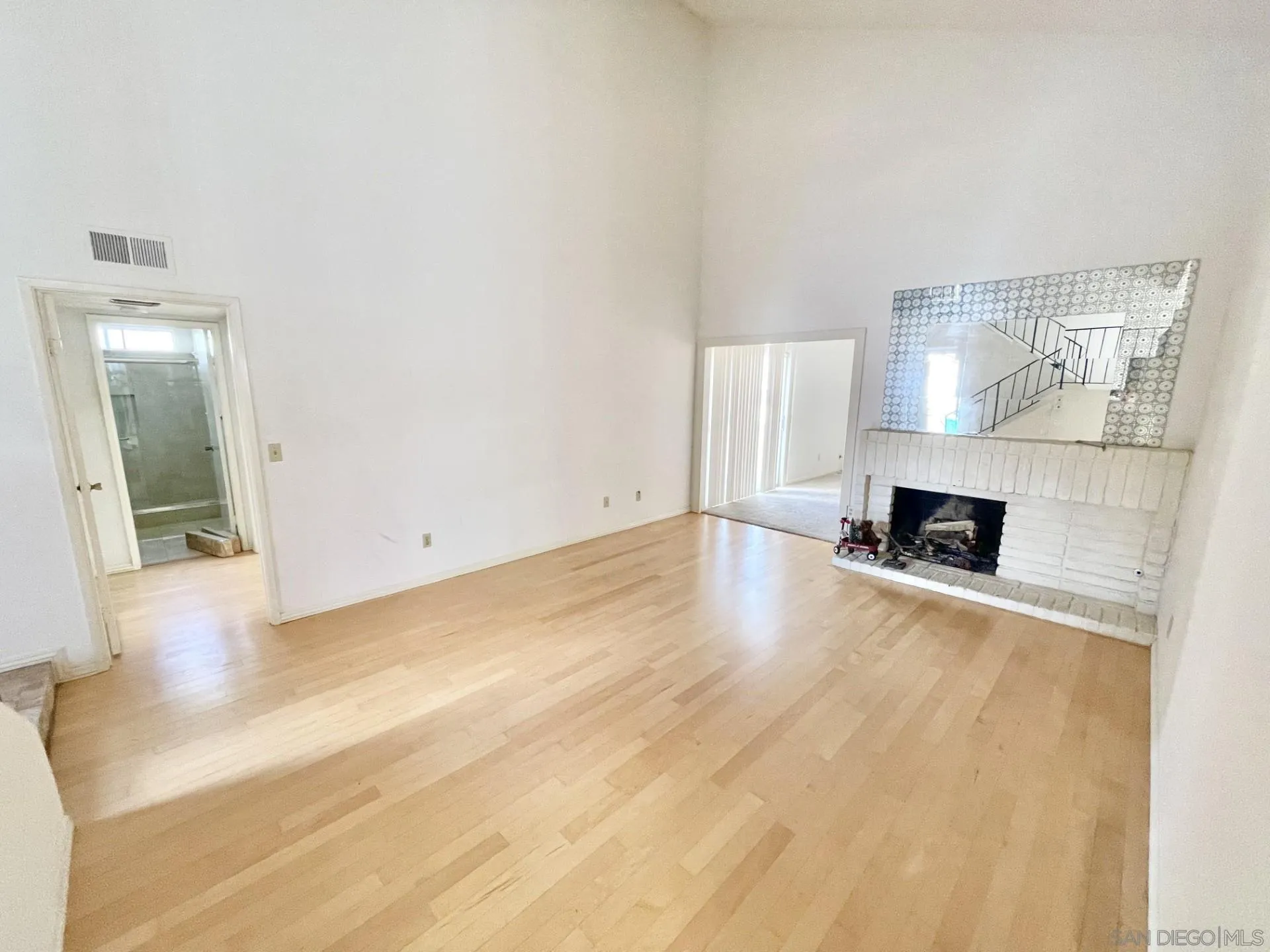 https://cdn.realtyfeed.com/cdn/127/250042747/702c840a39ed234b61fa9f3894569a0f.webp