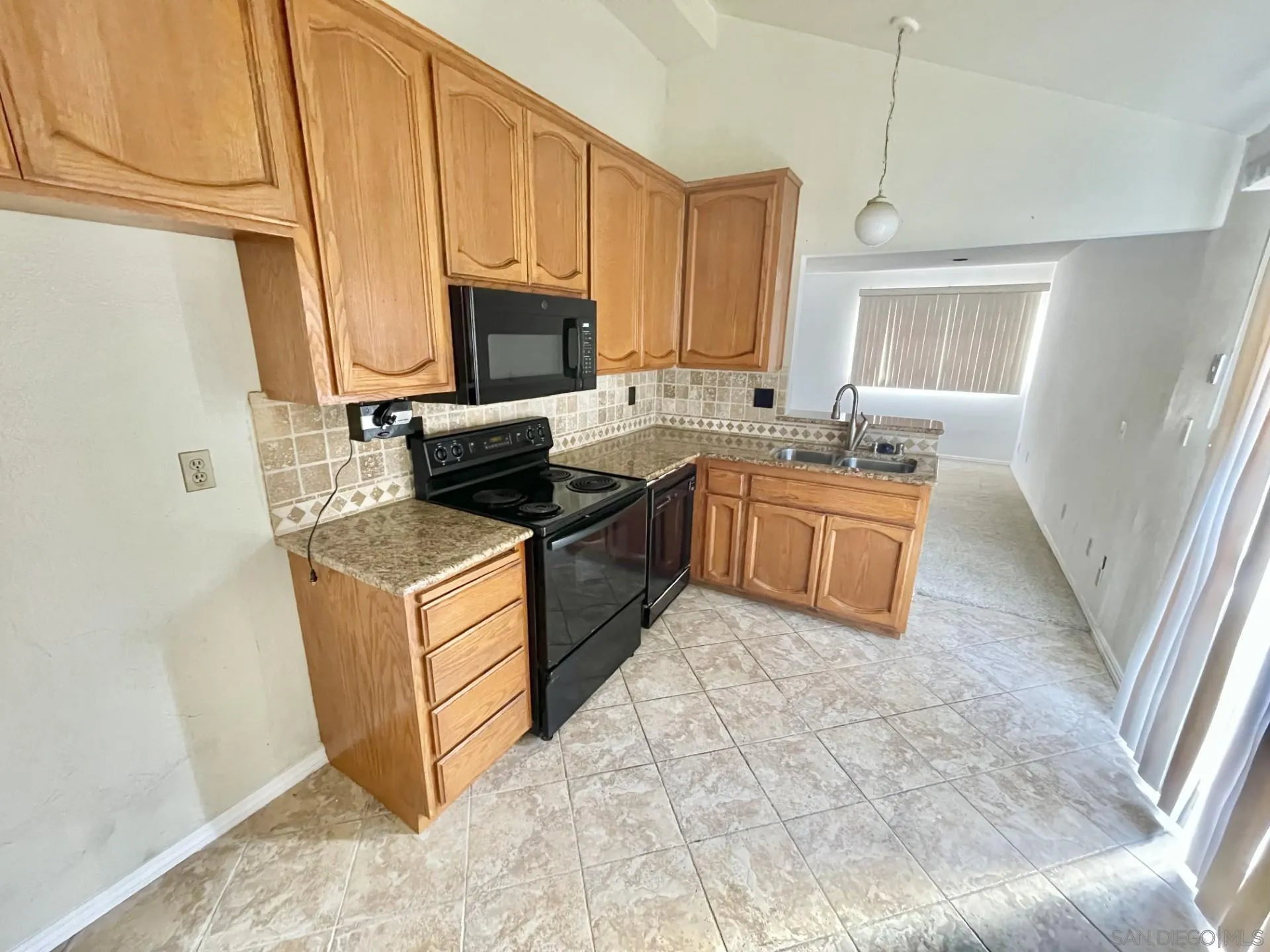 https://cdn.realtyfeed.com/cdn/127/250042747/8c66a8af86d8408a760f311103e61906.webp