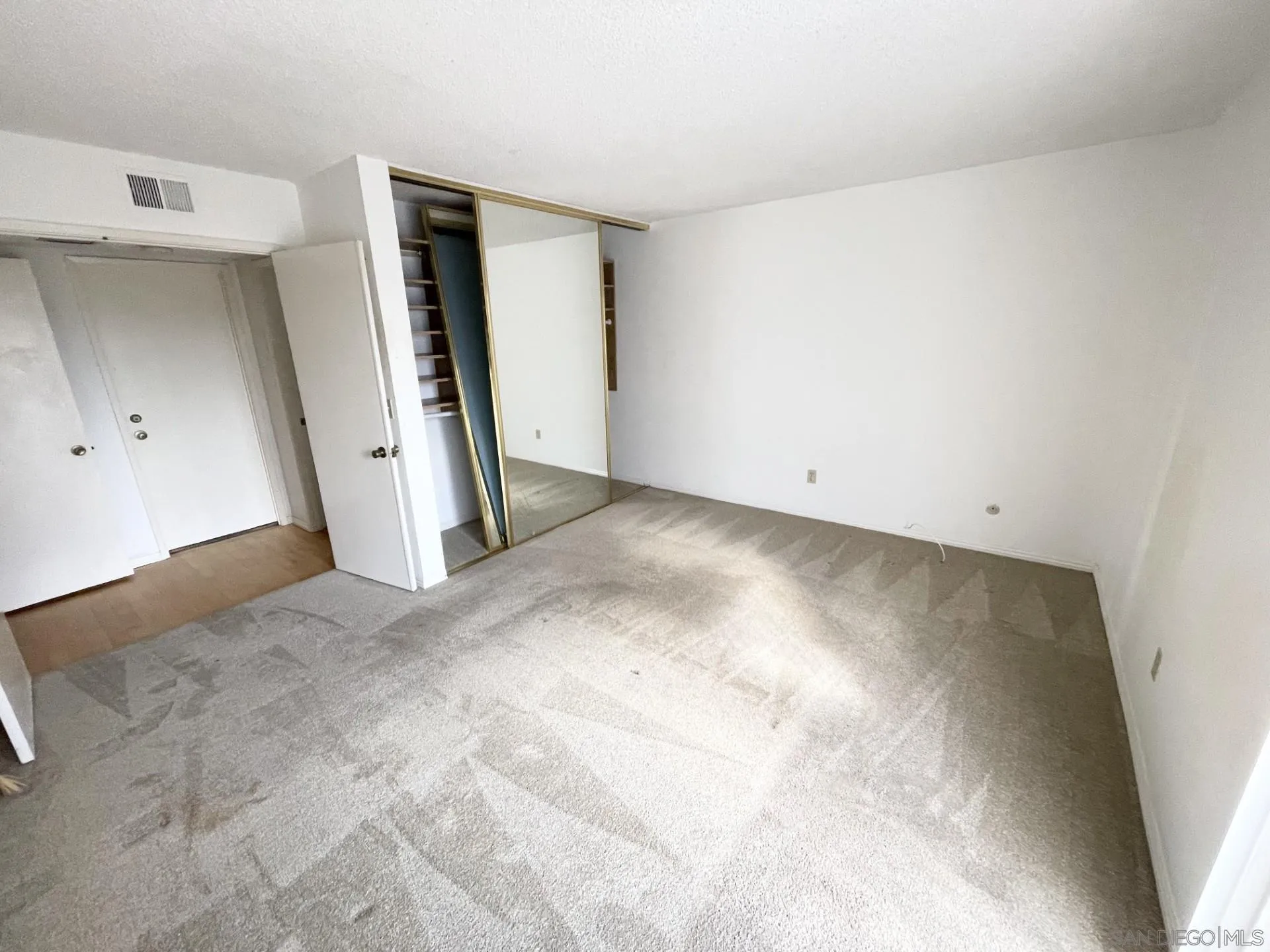 https://cdn.realtyfeed.com/cdn/127/250042747/946f891f8f07b5617eb4a3e074054c52.webp