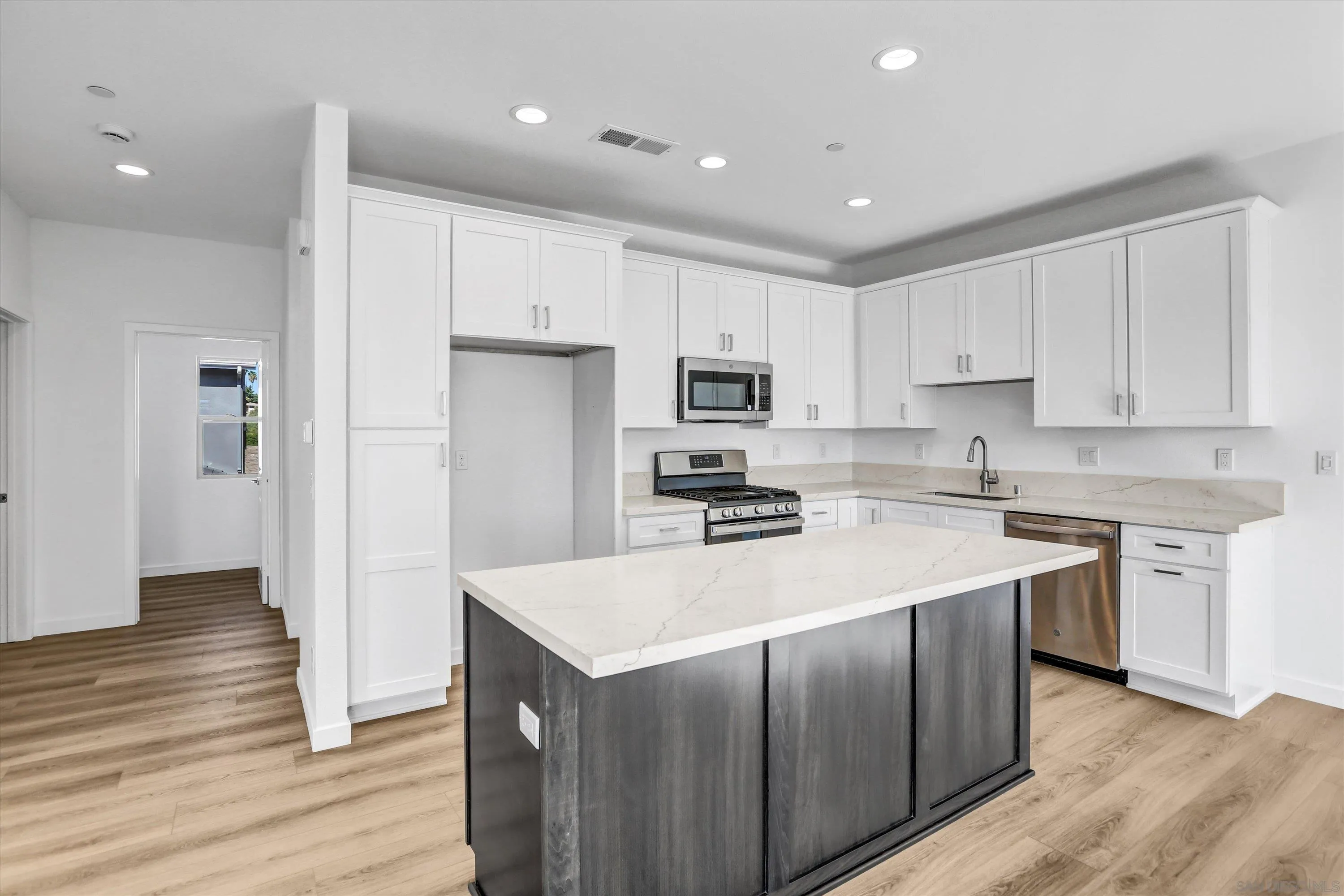 Photo #6: 250042801 Listing: Photo #6