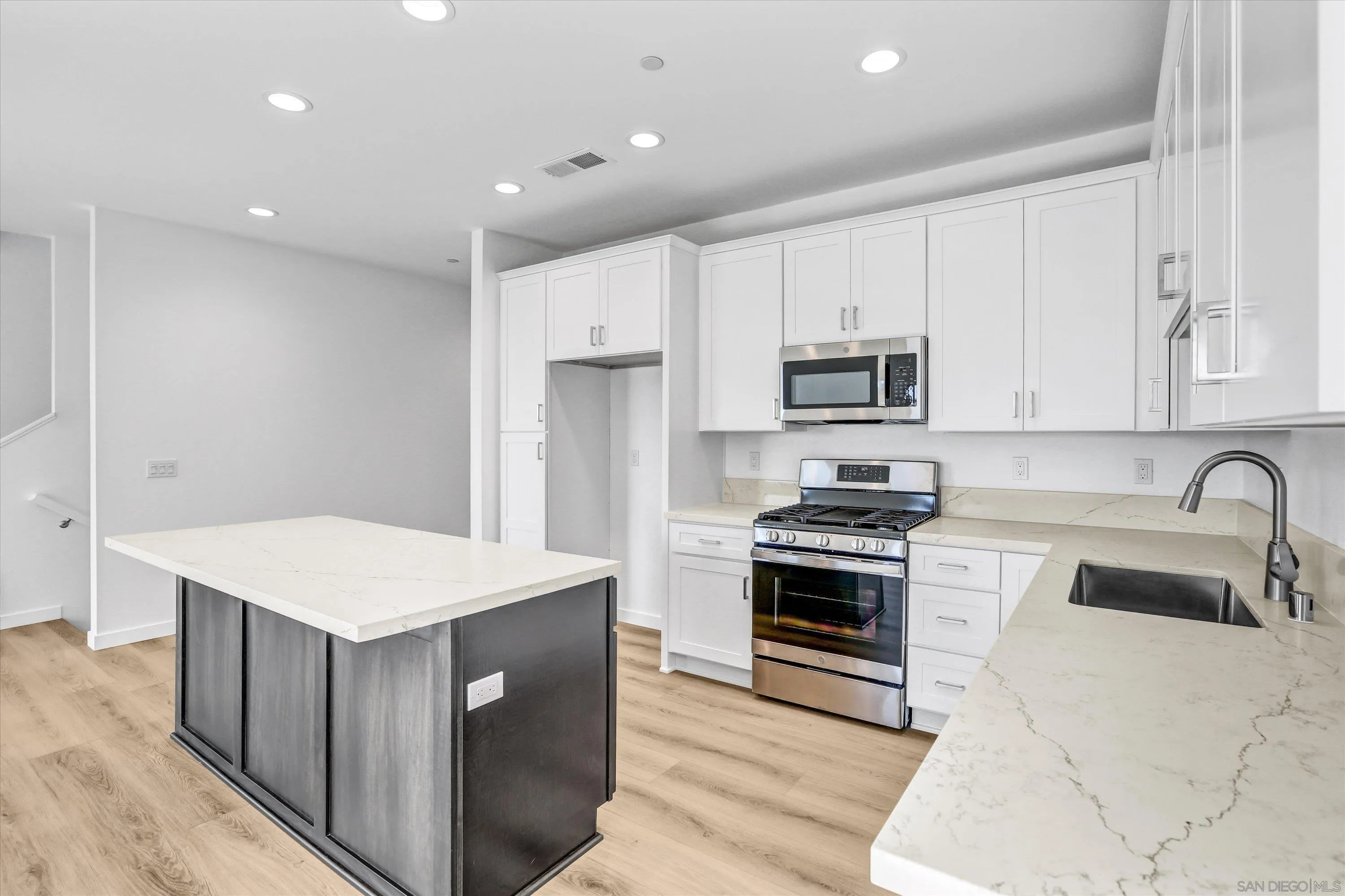 Photo #7: 250042801 Listing: Photo #7