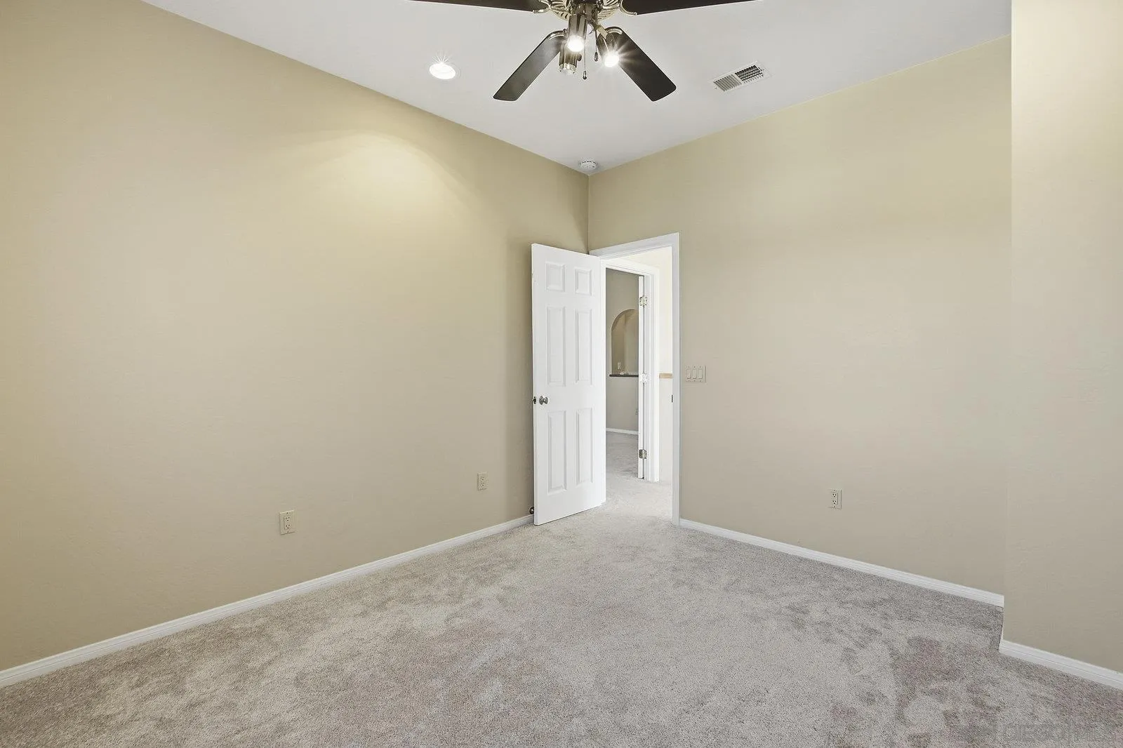 https://cdn.realtyfeed.com/cdn/127/250042803/599881301aff11e1cf4370a0c99c7fe8.webp
