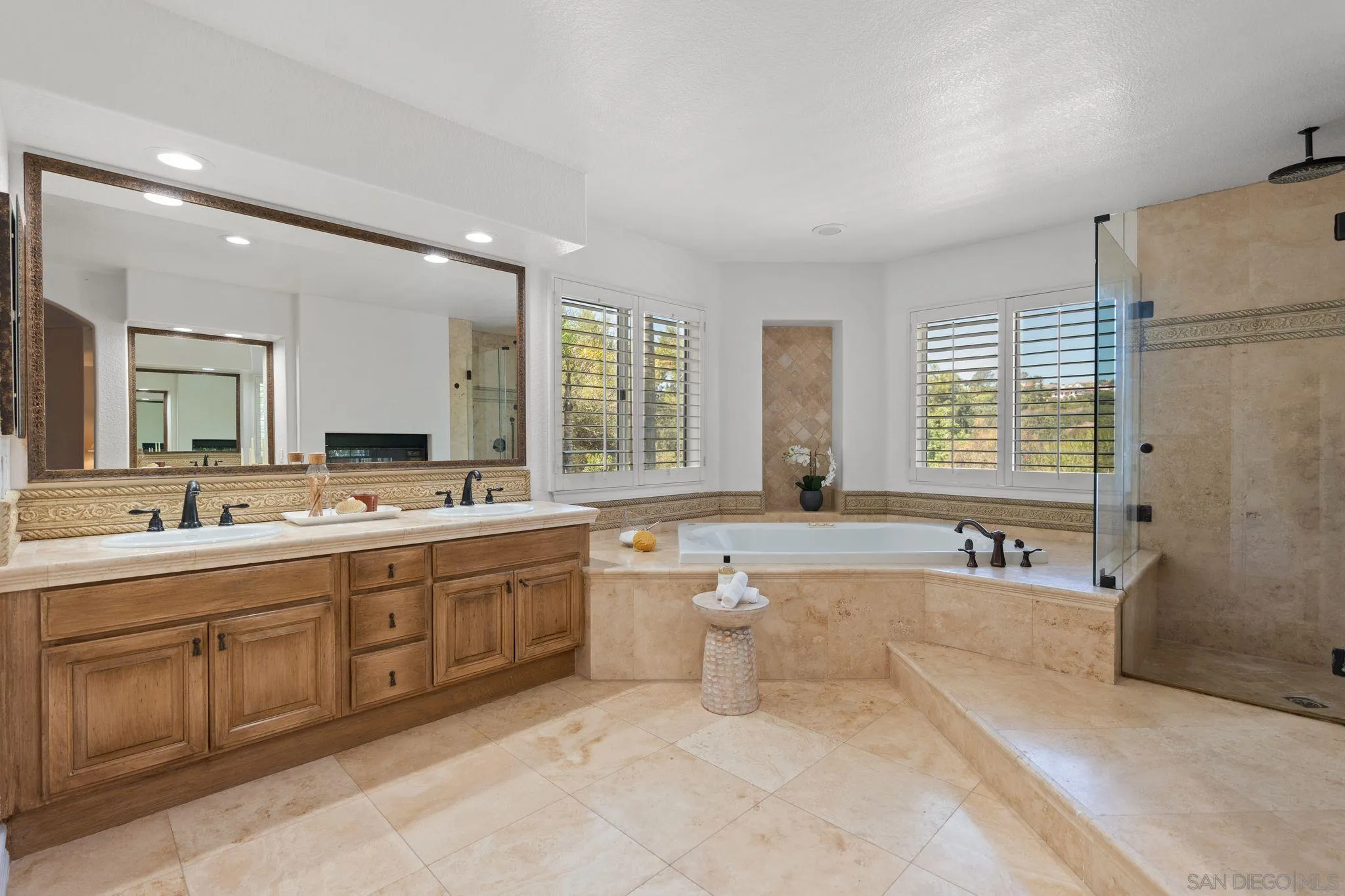 https://cdn.realtyfeed.com/cdn/127/250042814/4d9ef9186c9645878685b815791bd087.webp