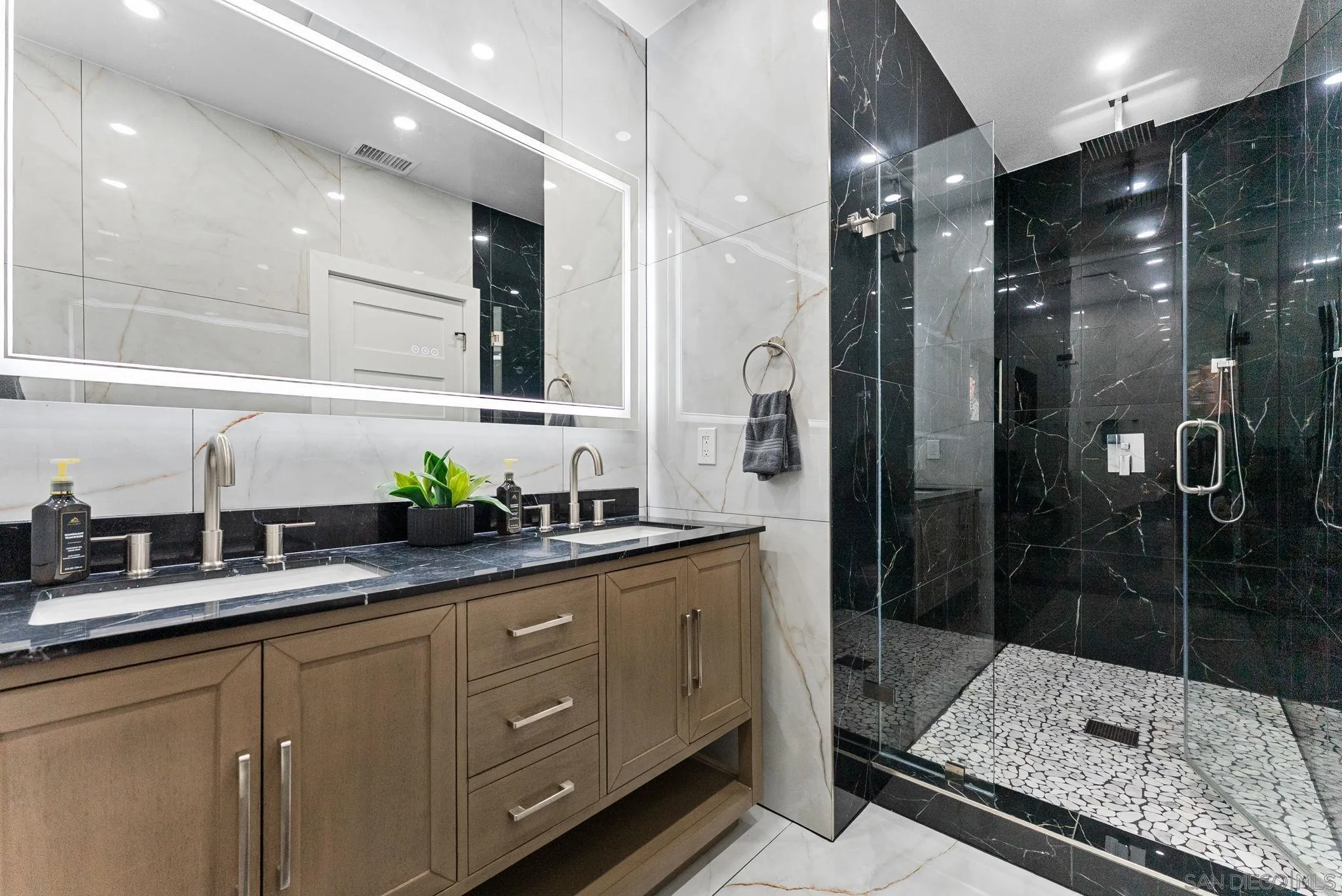 https://cdn.realtyfeed.com/cdn/127/250042817/a794005047128b2132a55c36fde5ffcc.webp