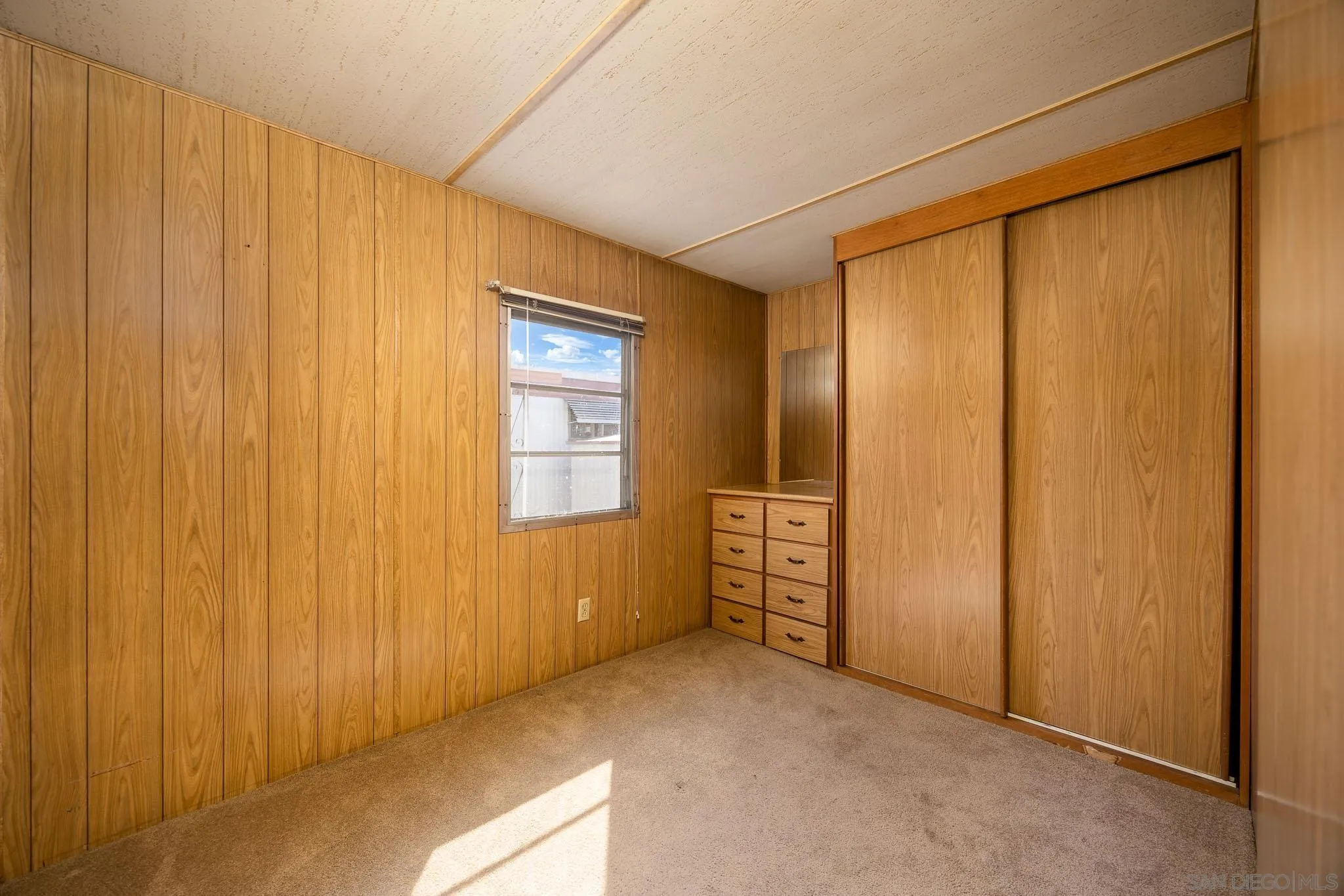 https://cdn.realtyfeed.com/cdn/127/250042844/009b422a96add2dda155aa732948fbc3.webp