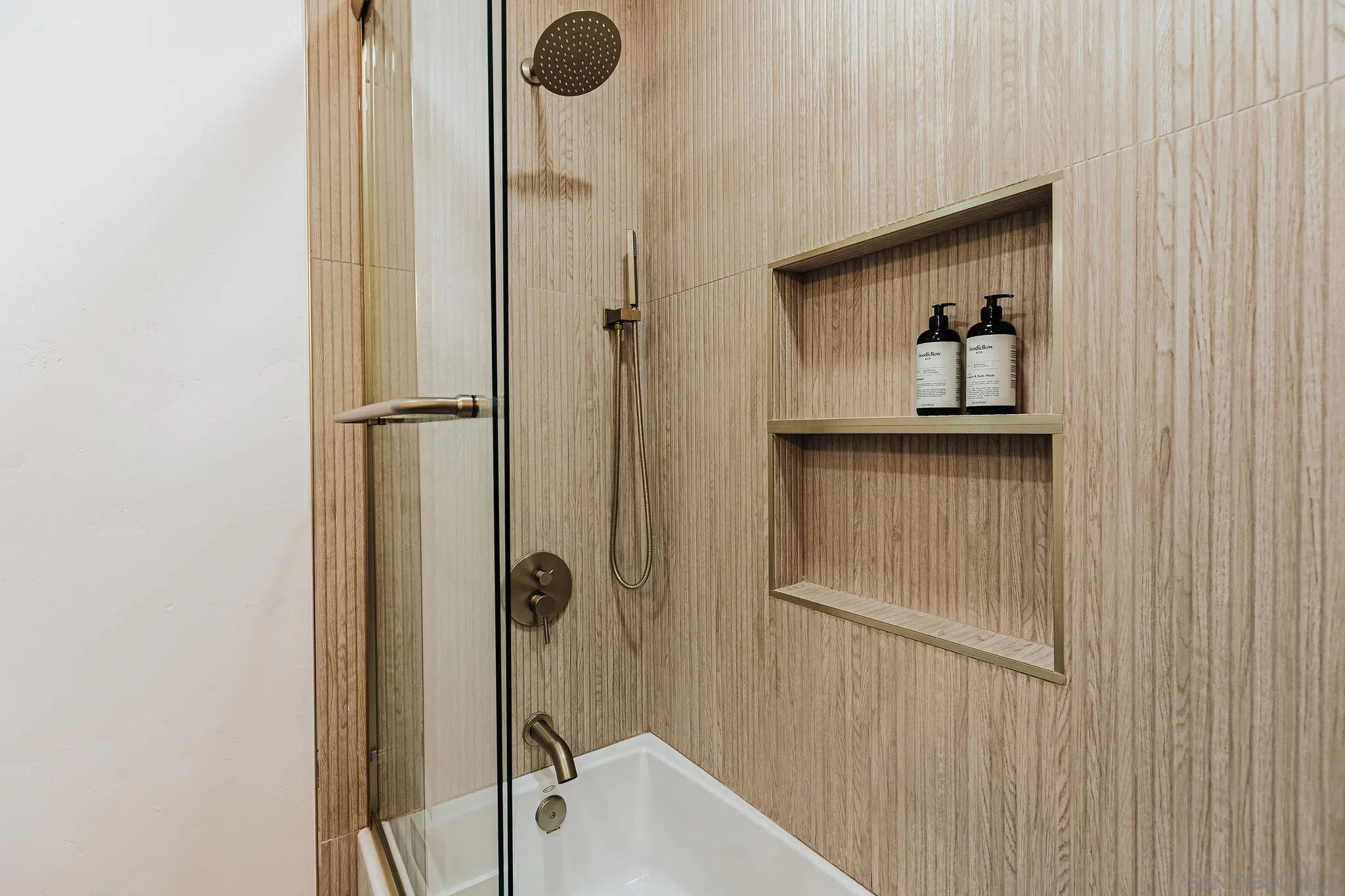 https://cdn.realtyfeed.com/cdn/127/250042901/93467826a57d308688ef6e516919bdf6.webp