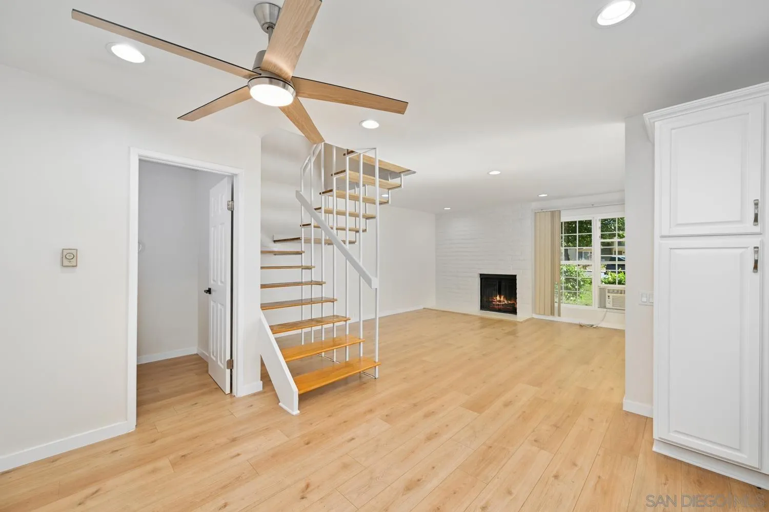 Photo #3: 250042942 Listing: Photo #3