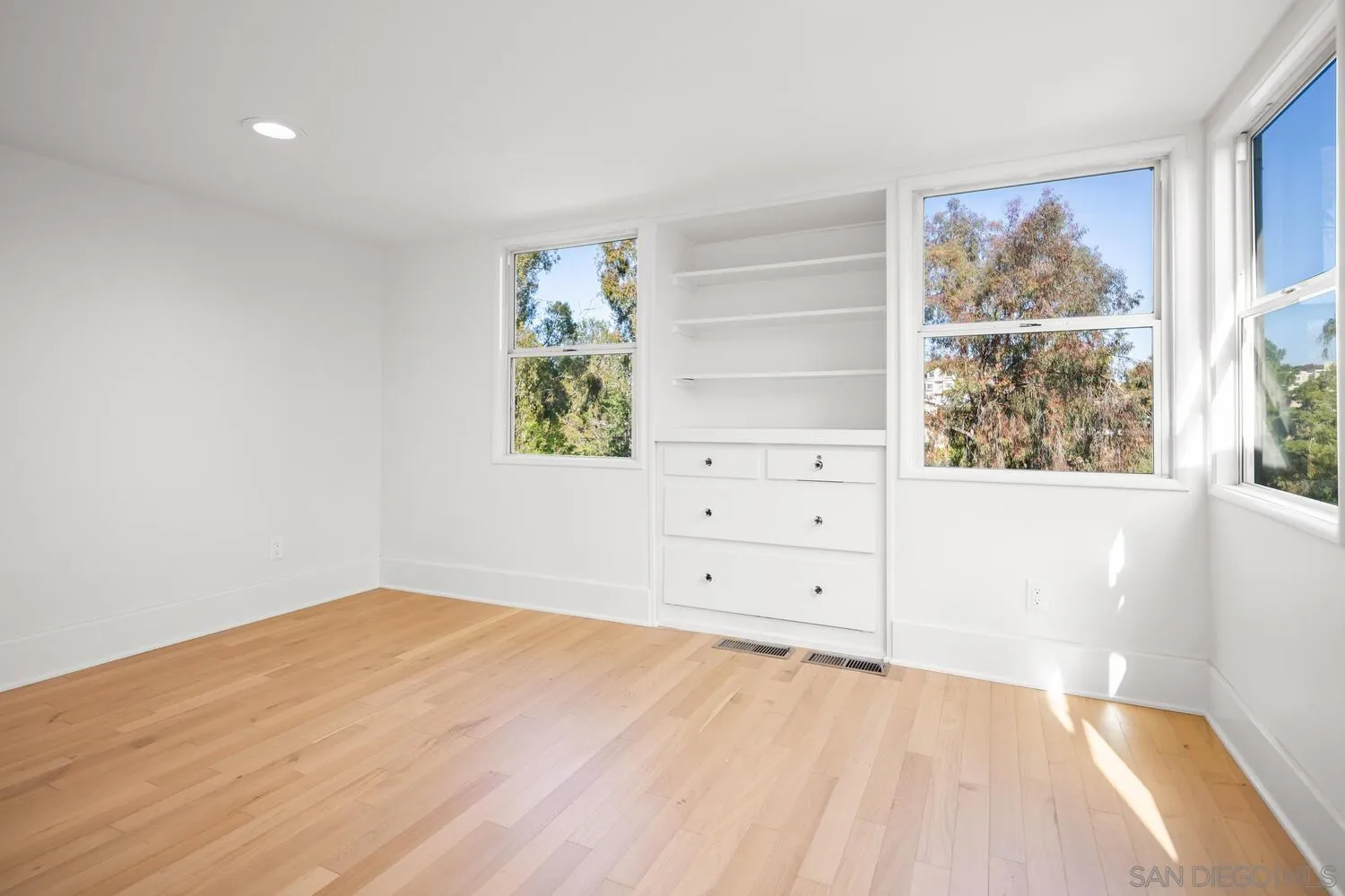 https://cdn.realtyfeed.com/cdn/127/250042975/51dfa54dea73405a588c382e93645c26.webp