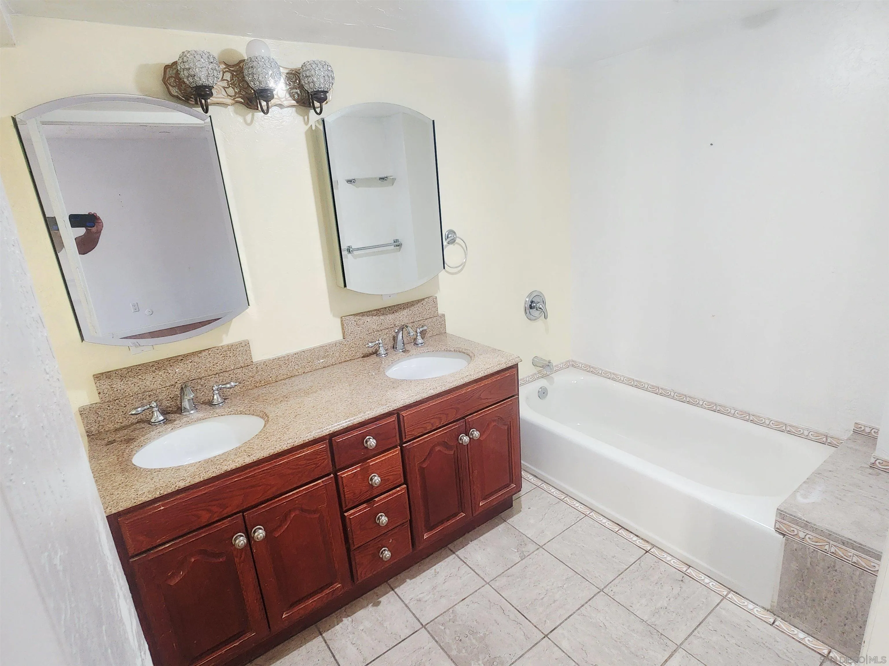 https://cdn.realtyfeed.com/cdn/127/250042978/c7a5c6b35d10ba754359694982188ee4.webp
