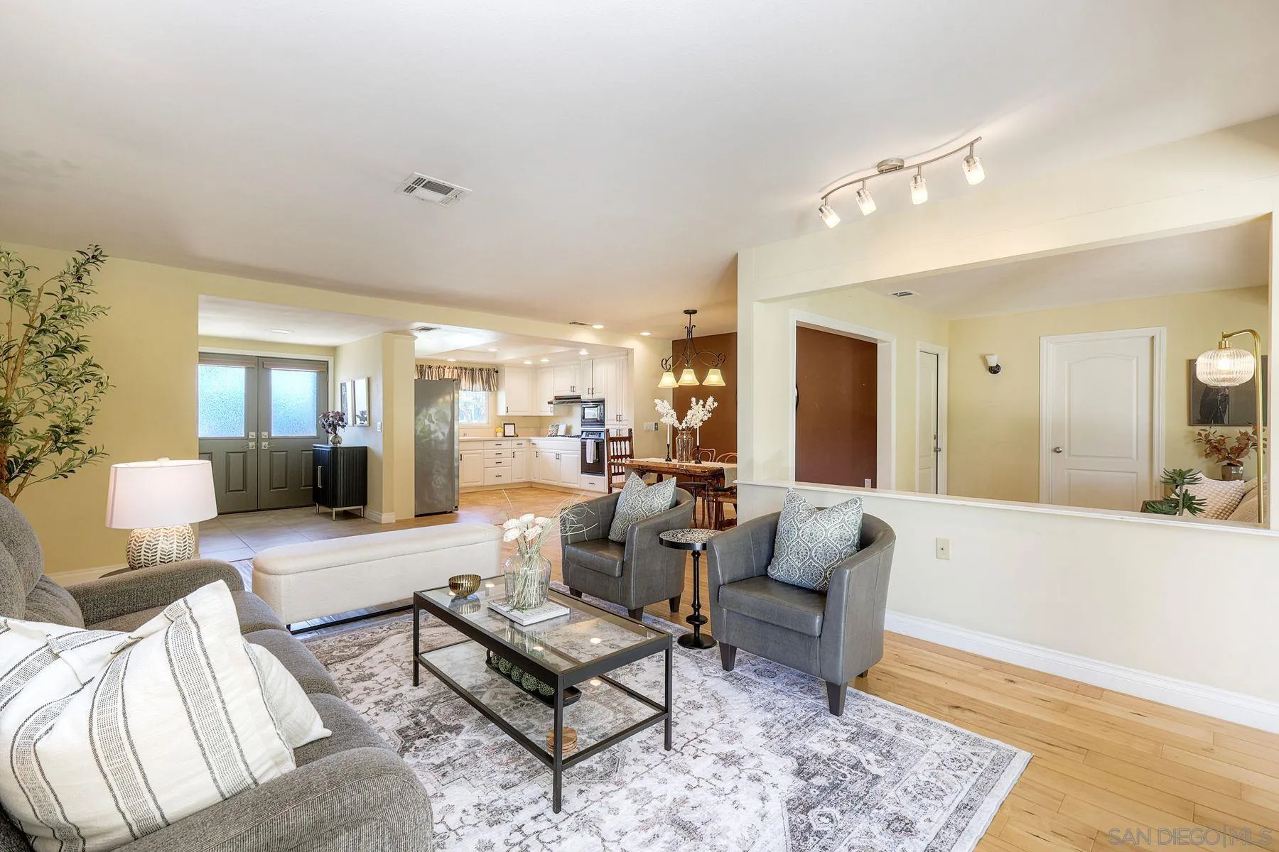 https://cdn.realtyfeed.com/cdn/127/250043034/1196ce213cc9e828a74b646a9d75d343.webp