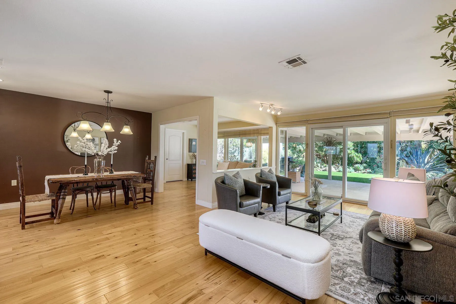 https://cdn.realtyfeed.com/cdn/127/250043034/aa82618385e0b888b6ff9a0f2aa769dd.webp