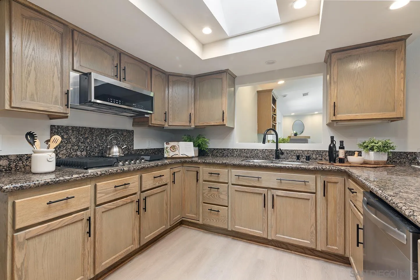 https://cdn.realtyfeed.com/cdn/127/250043037/096534a3afe737ac6ce39044091372c5.webp
