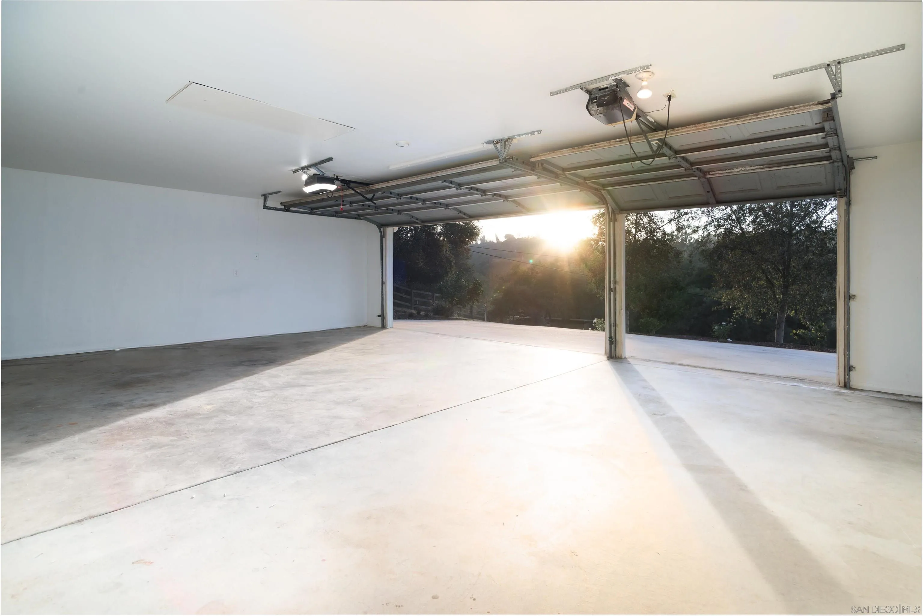 https://cdn.realtyfeed.com/cdn/127/250043071/03f3703dee47144160ca88d248191773.webp