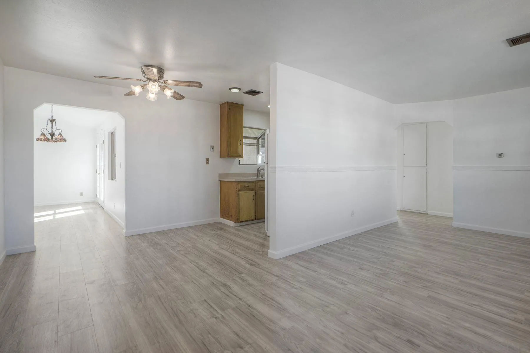 https://cdn.realtyfeed.com/cdn/127/250043083/290d17273acaf1e9faaaea61761ed8c3.webp
