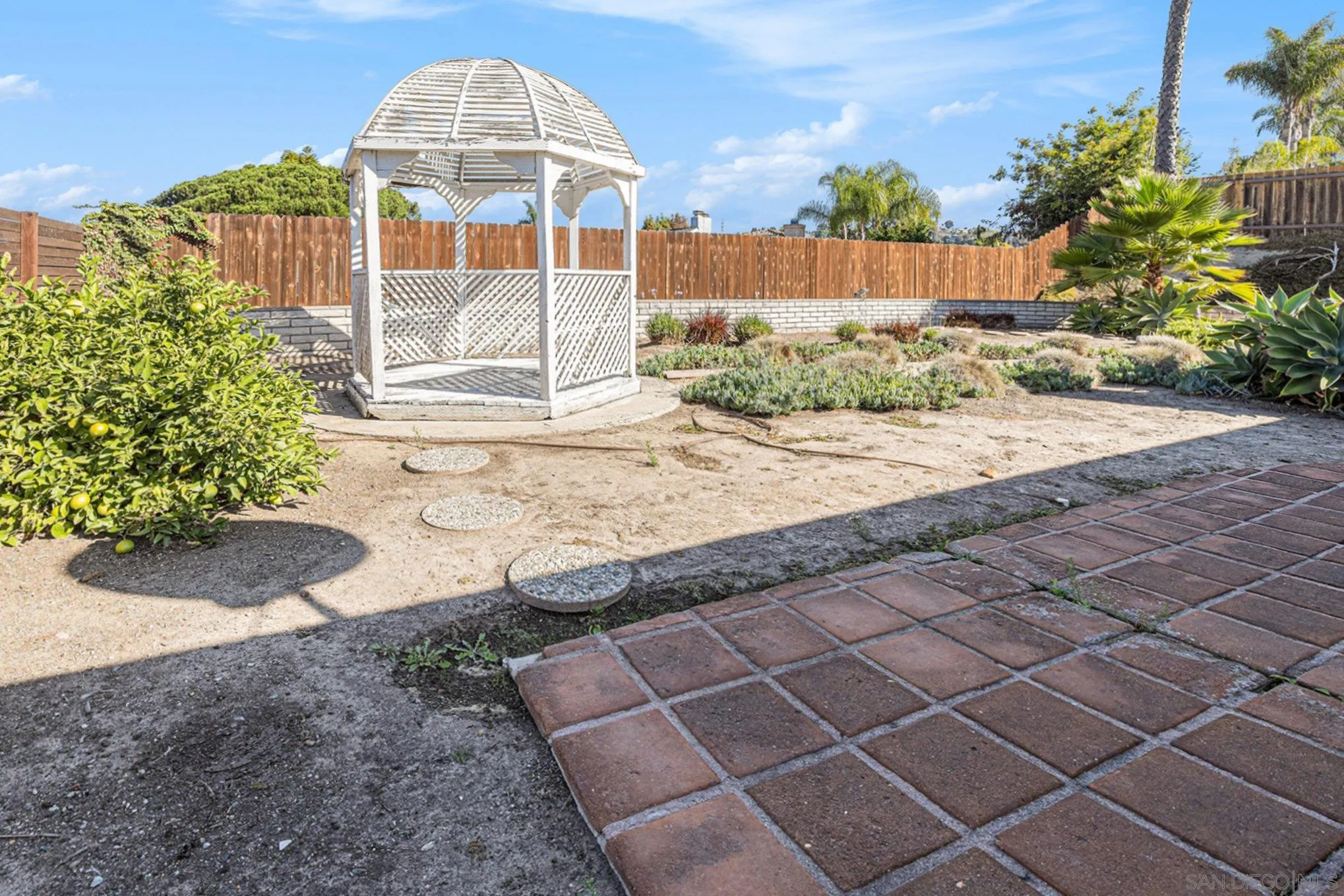 https://cdn.realtyfeed.com/cdn/127/250043104/24dd09458d023edf7317897f26925cdb.webp