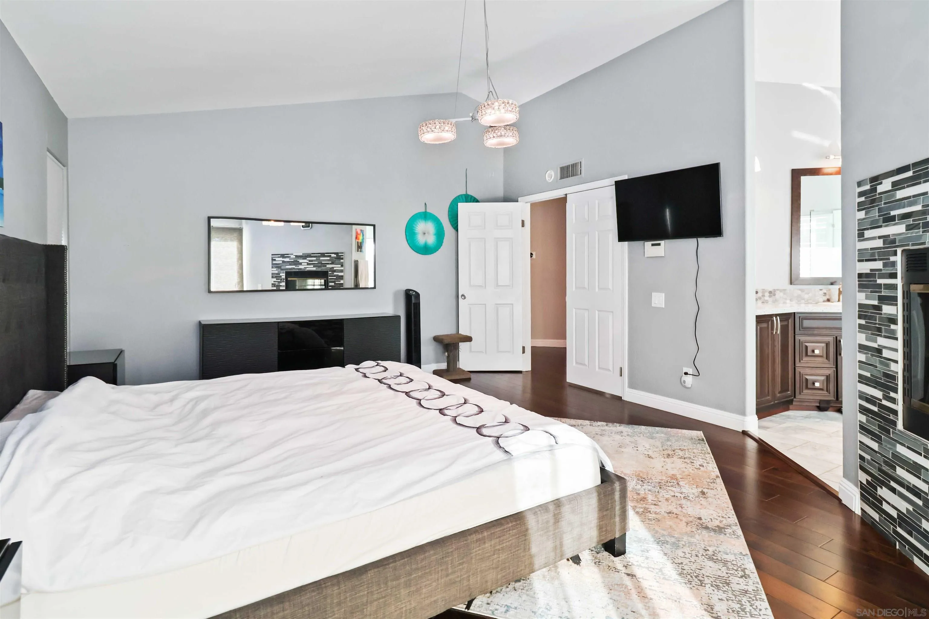 https://cdn.realtyfeed.com/cdn/127/250043135/5af2bf4567381041bb351b3220279ff0.webp