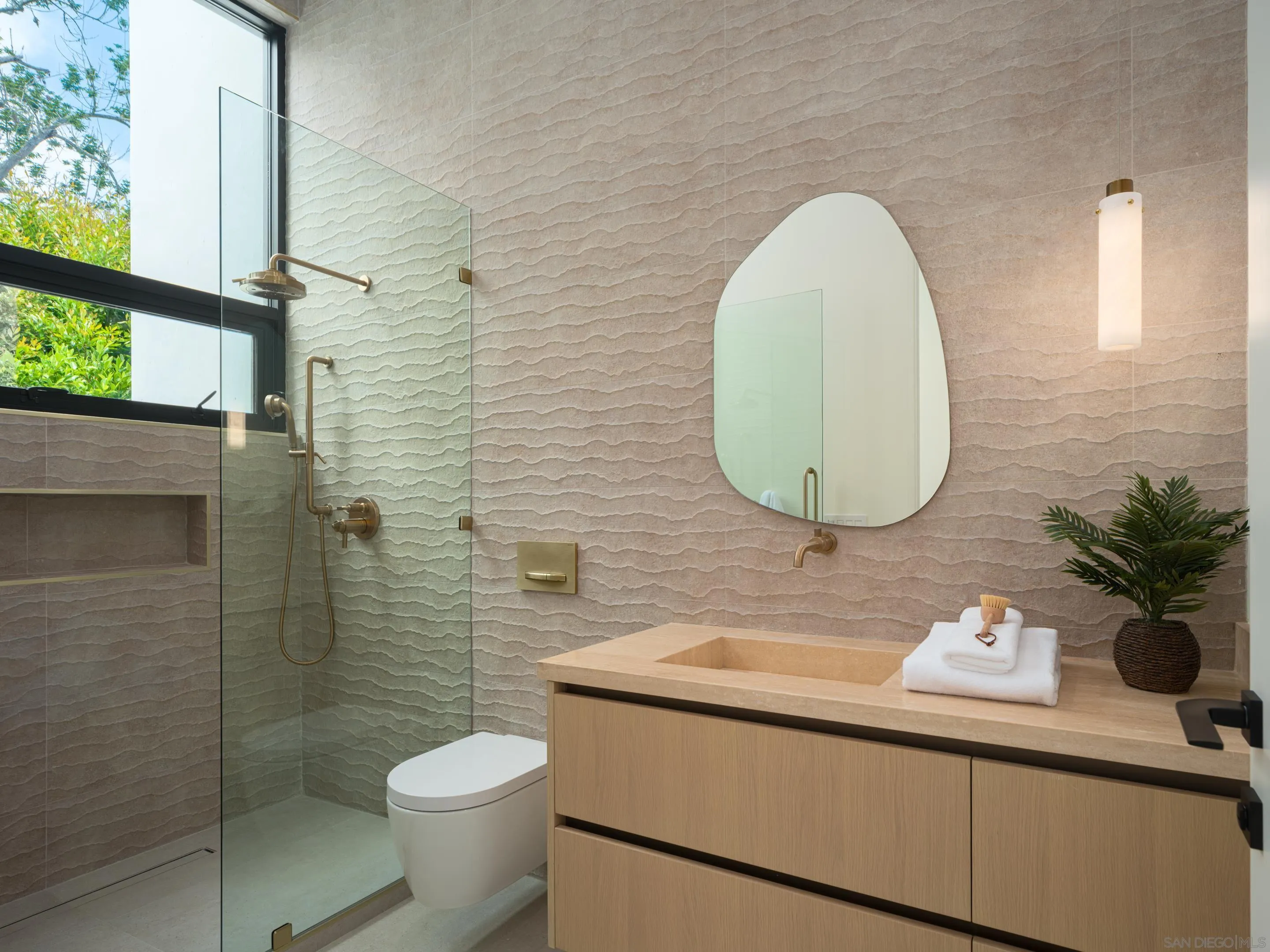 https://cdn.realtyfeed.com/cdn/127/250043137/db4595d25f1ab5af8929838b514717b4.webp