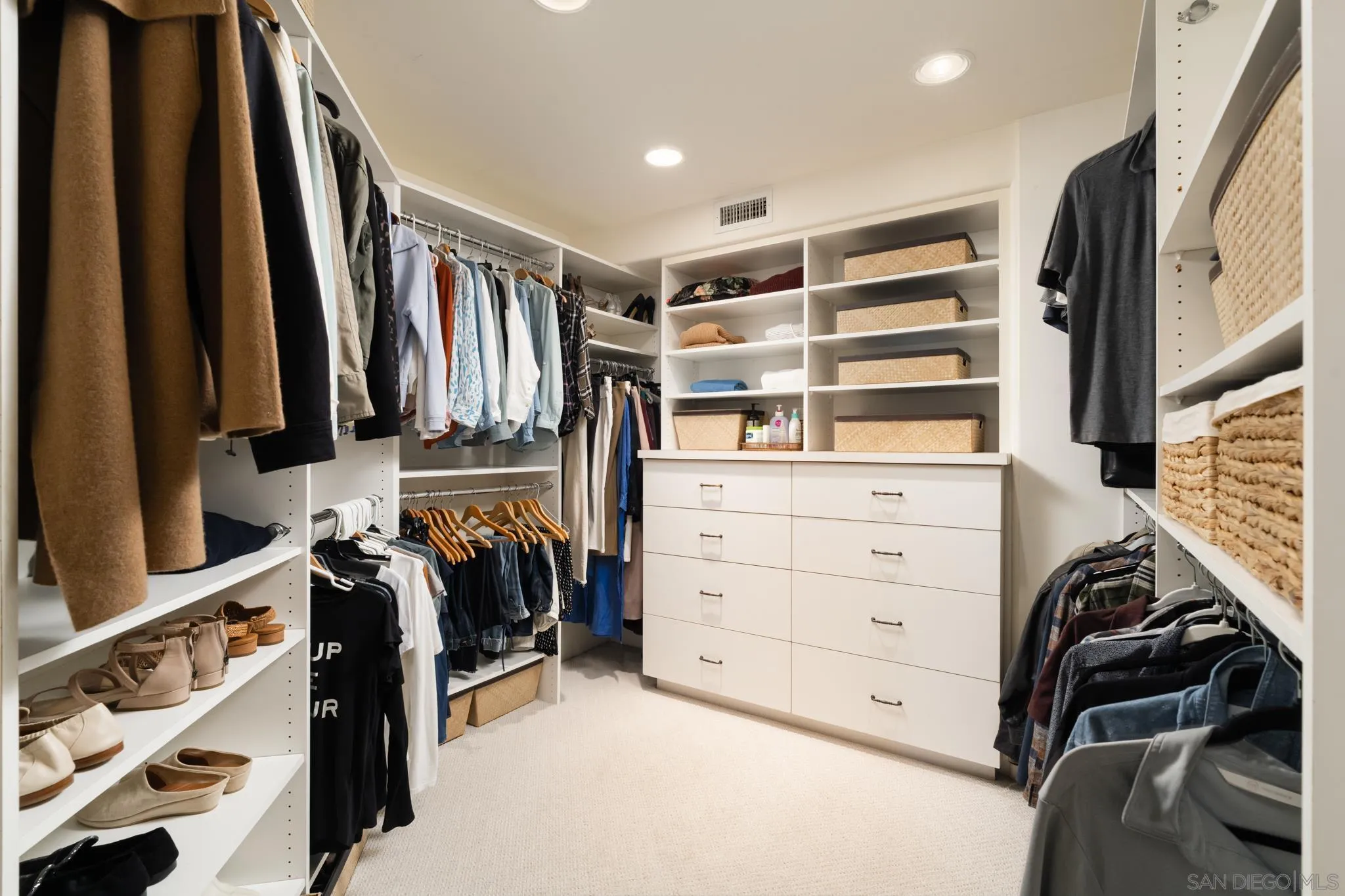 https://cdn.realtyfeed.com/cdn/127/250043188/092799eb296863f1478b85b5eb9ea96f.webp